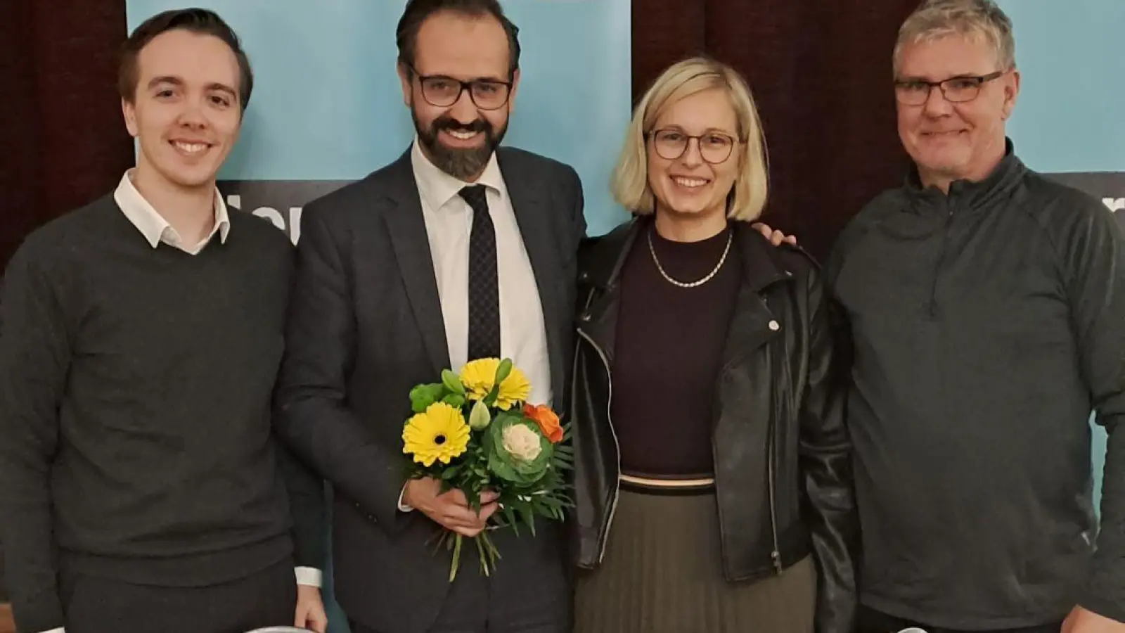 Das Tagungspräsidium des Nominierungsparteitags der CDU gehörte zu den ersten Gratulanten: Lukas Dietze (Schriftführer), Sebastian Gemkow (Kandidat), Christiane Schenderlein (Kreisvorsitzende und Veranstaltungsleiterin), Thomas Hartmann (Stellv. Kreisvorsitzender) - (von l. n.r.) (Foto: Björn Sitte)