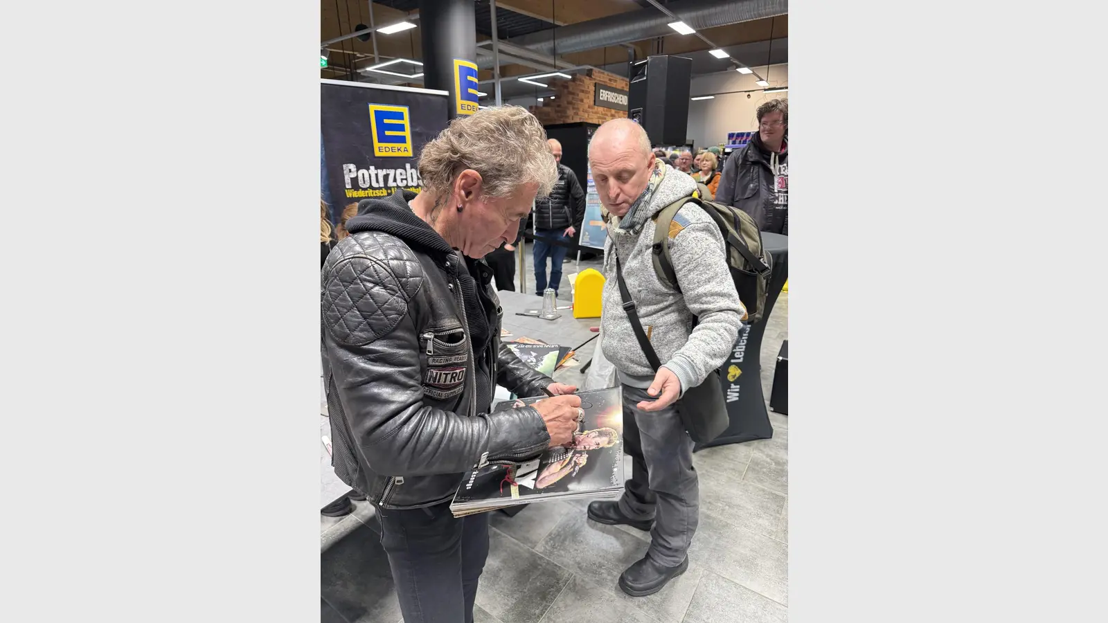 Marco Lucas hatte viele Alben und Fotos zum Signieren dabei. (Foto: Daniel Große)