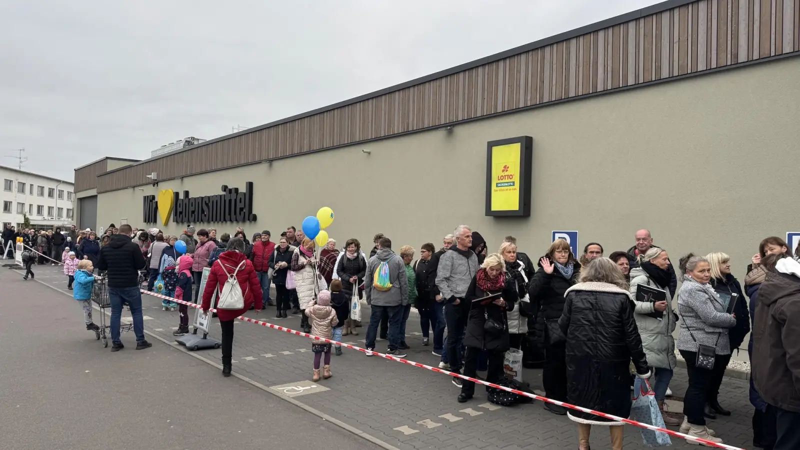 Anstehen für Autogramme und Fotos mit Peter Maffay: Zahlreiche Fans harrten in der Kälte aus. (Foto: Daniel Große)