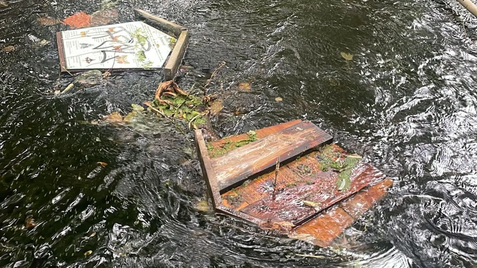 Infotafeln wurden ins Wasser geworfen. (Foto: privat)