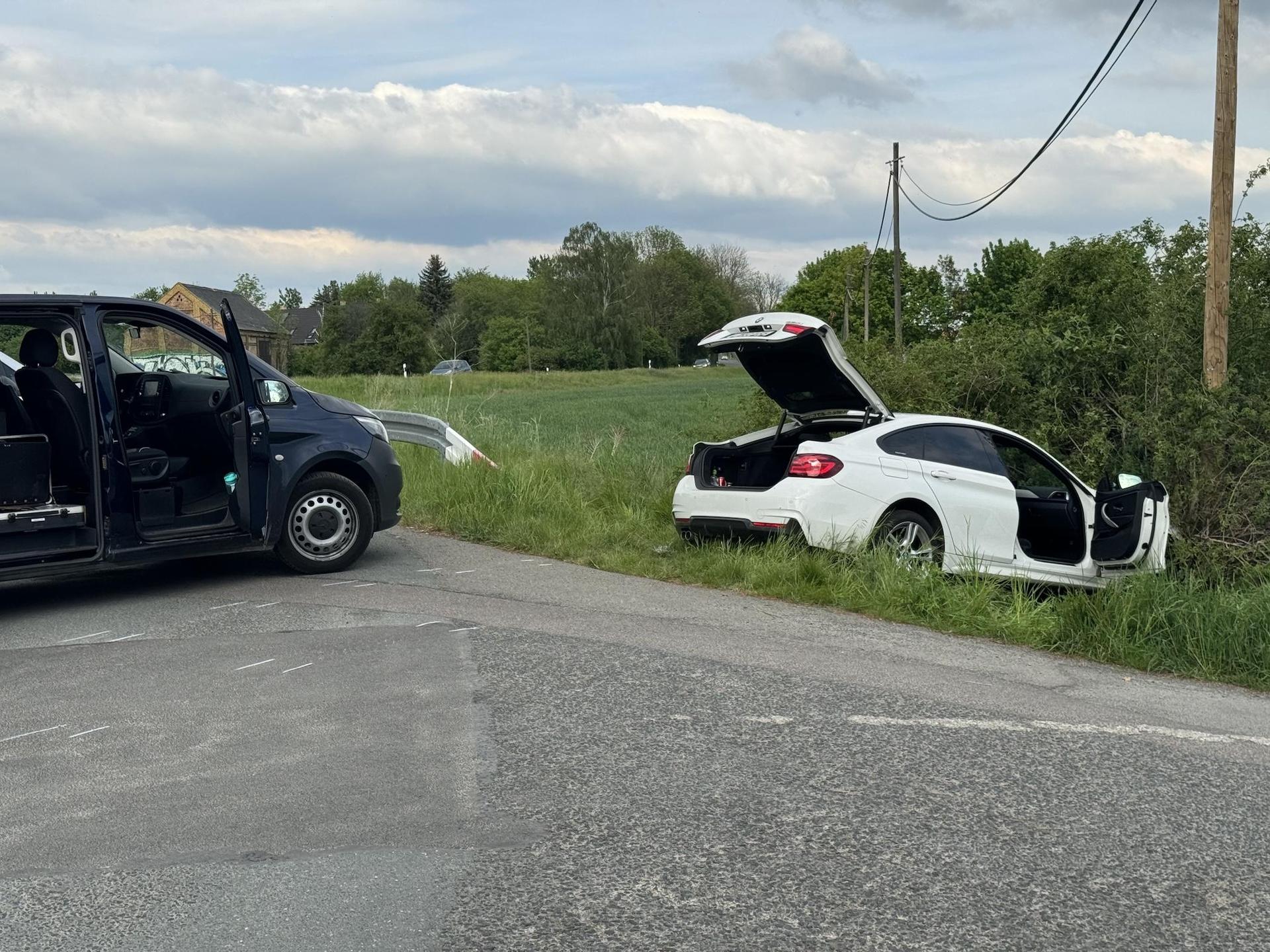 Der BMW landete im Gebüsch. (Foto: Daniel Große)