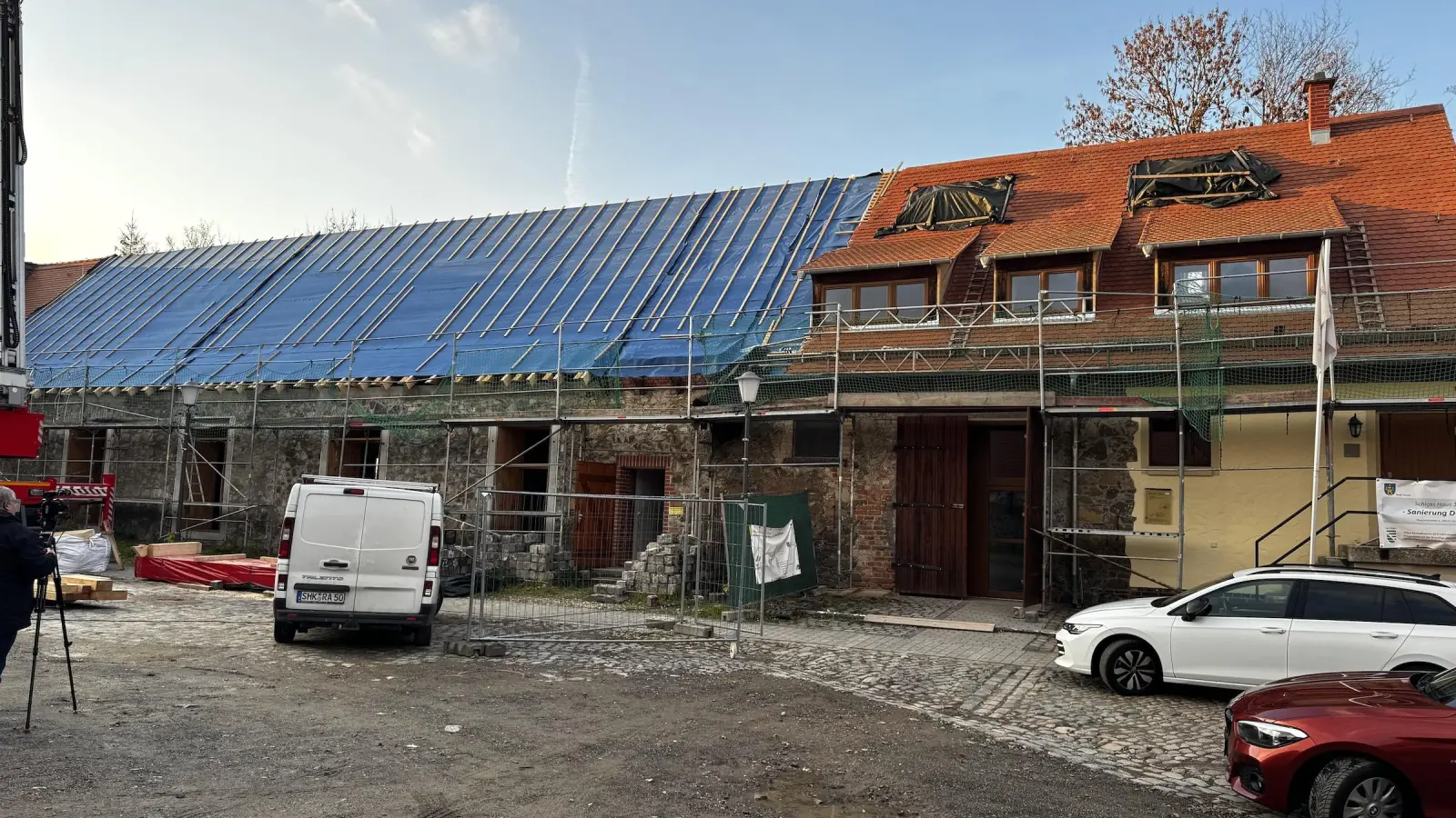 In Haus 9 (links) zieht die Bibliothek. Haus 10, direkt daneben, wird aktuell auch saniert. Hier hatten Waschbären und Marder für Schäden im Dachbereich gesorgt. (Foto: Daniel Große)