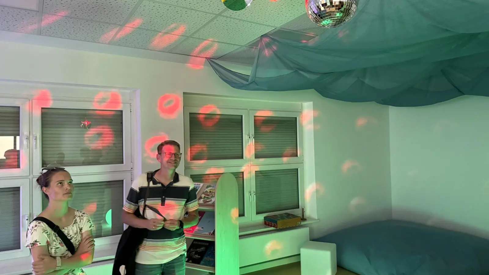 Stadträtin Annelie Hampel von der Fraktion Wir für Taucha und Andreas Windhövel, Leiter der inneren Verwaltung im „Snoozle-Raum” der Kita Flohkiste. (Foto: Daniel Große)