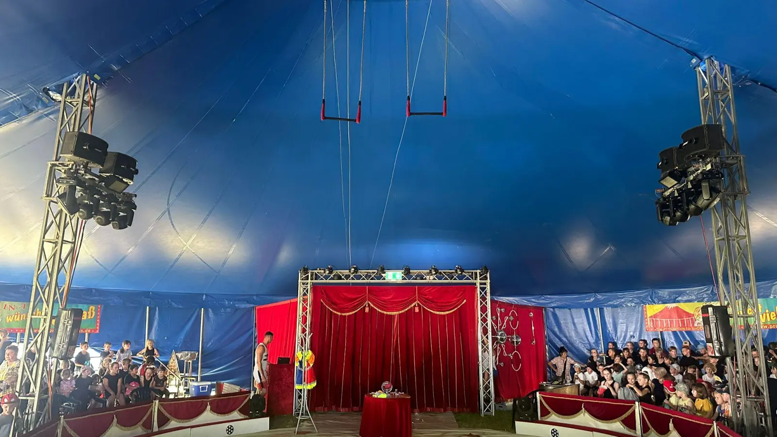 Die Manege, in der in dieser Woche die Kinder der Regenbogenschule die Stars sind. (Foto: Nadine Thalmann)