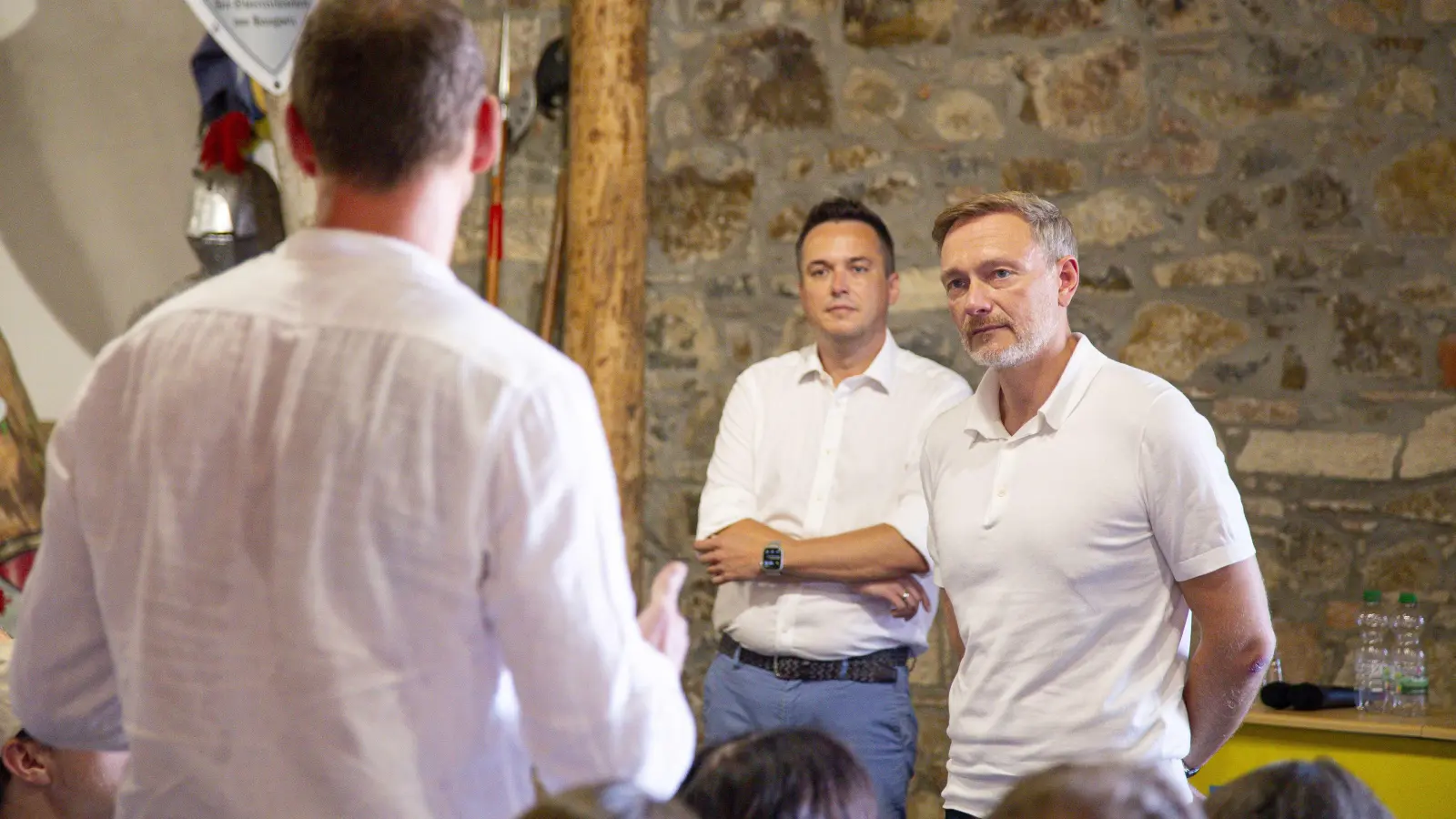 FDP-Chef Christian Lindner und Robert Malorny im Gespräch mit Bürgern. (Foto: Frank Schütze)