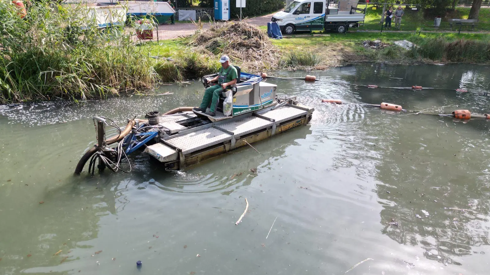 Gegen den Schlamm: Was aktuell auf dem Kleinen Schöppenteich passiert (Foto: taucha-kompakt.de)