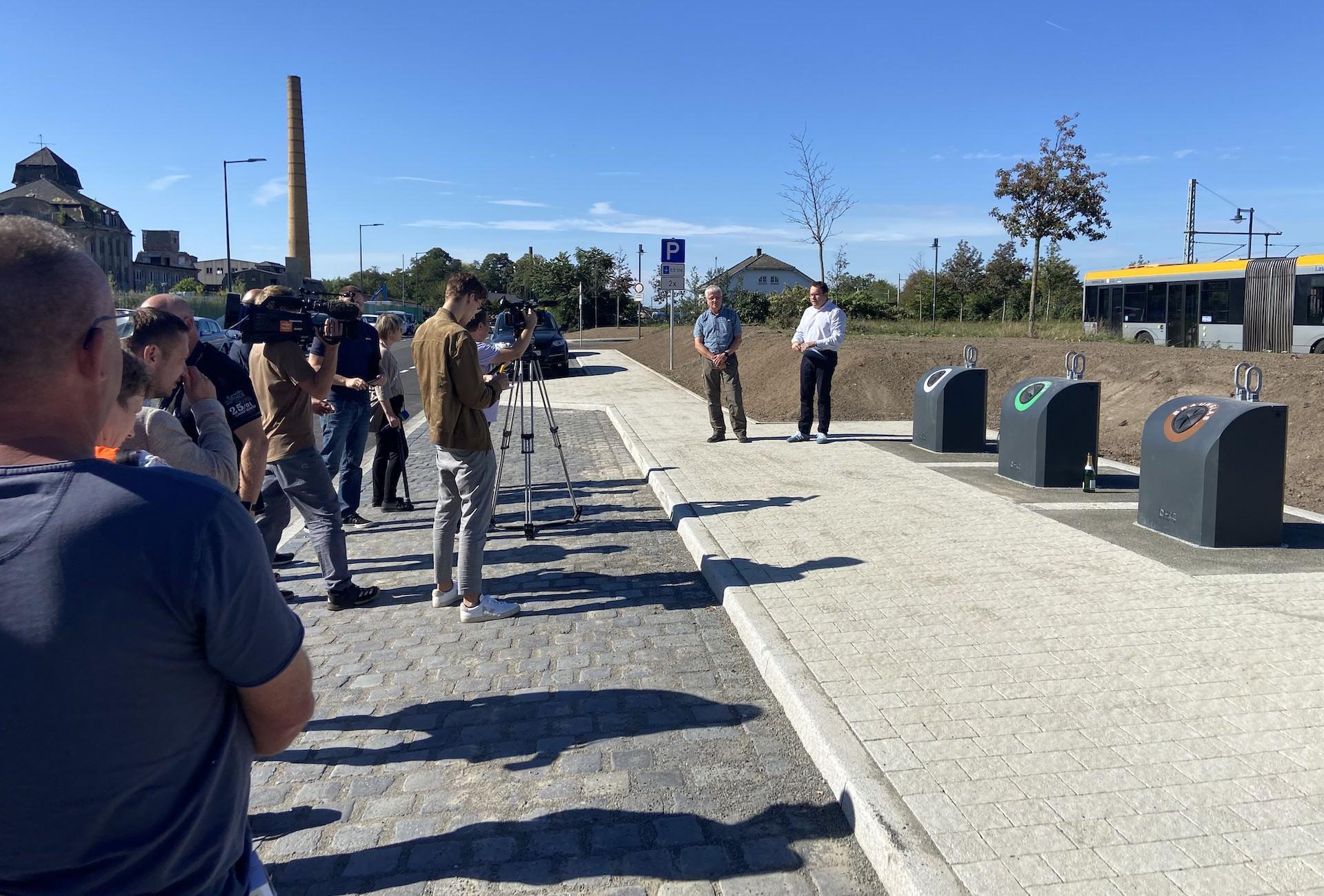 Medienstars: die neuen Unterflur-Glascontainer in der Weststraße (Foto: taucha-kompakt.de)