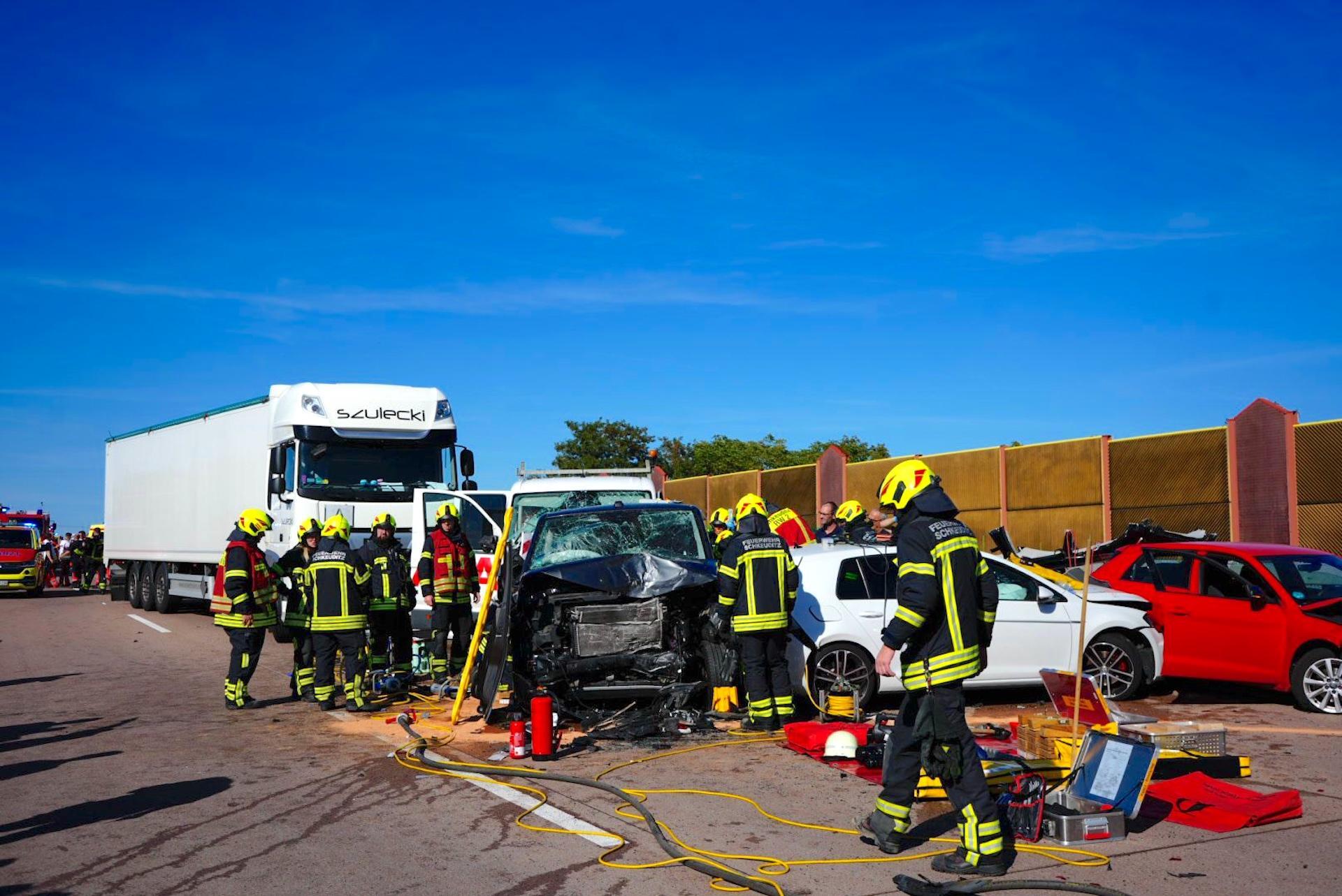 Mehrere Personen wurden am Freitagnachmittag bei einem Massenunfall auf der A9 verletzt. (Foto: Lucas Libke)