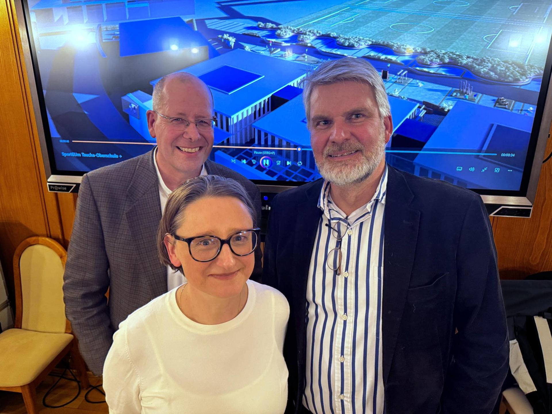 Rolf Ahrendt (links) und Christoph von Radowitz, die Geschäftsführer der SportEUm Oberschule+ Taucha, mit der künftigen Hortleiterin Heike Fröhlich. (Foto: Daniel Große)