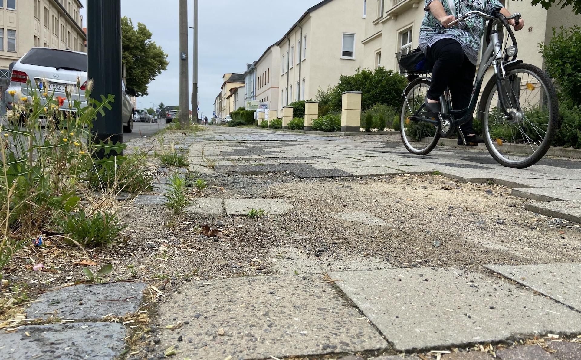In Taucha hat sich bereits viel getan für die Fahrradfahrer, wie hier in der Portitzer Straße. Dieser einst holprige Geh- und Radweg wurde wie einige andere auch mittlerweile neu aufgebaut. (Foto: taucha-kompakt.de)