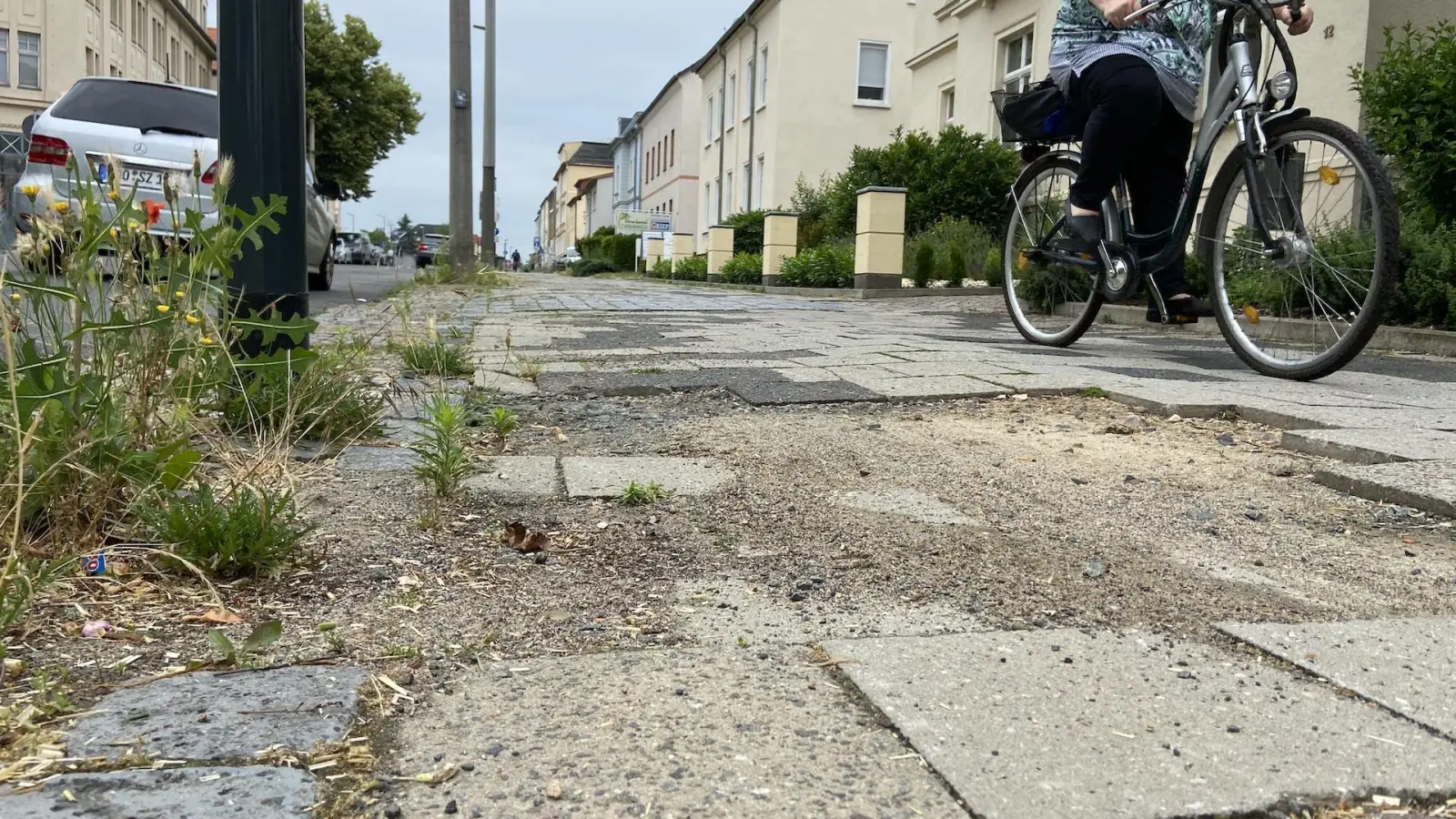 In Taucha hat sich bereits viel getan für die Fahrradfahrer, wie hier in der Portitzer Straße. Dieser einst holprige Geh- und Radweg wurde wie einige andere auch mittlerweile neu aufgebaut. (Foto: taucha-kompakt.de)
