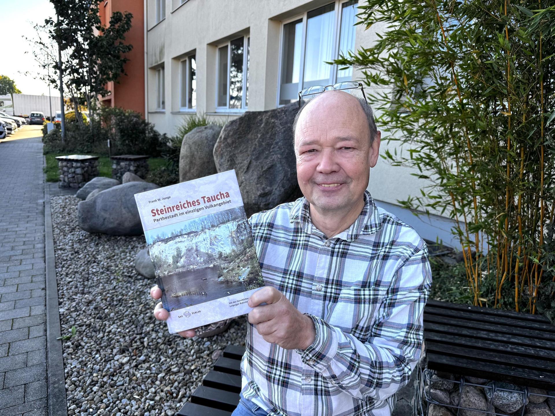 Dr. Frank W. Junge mit seinem Buch „Steinreiches Taucha”. (Foto: Daniel Große)