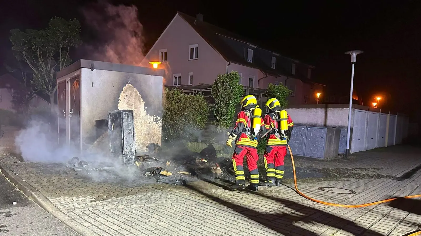 Die Freiwillige Feuerwehr Taucha löschte den Mülltonnenbrand.  (Foto: Freiwillige Feuerwehr Taucha)