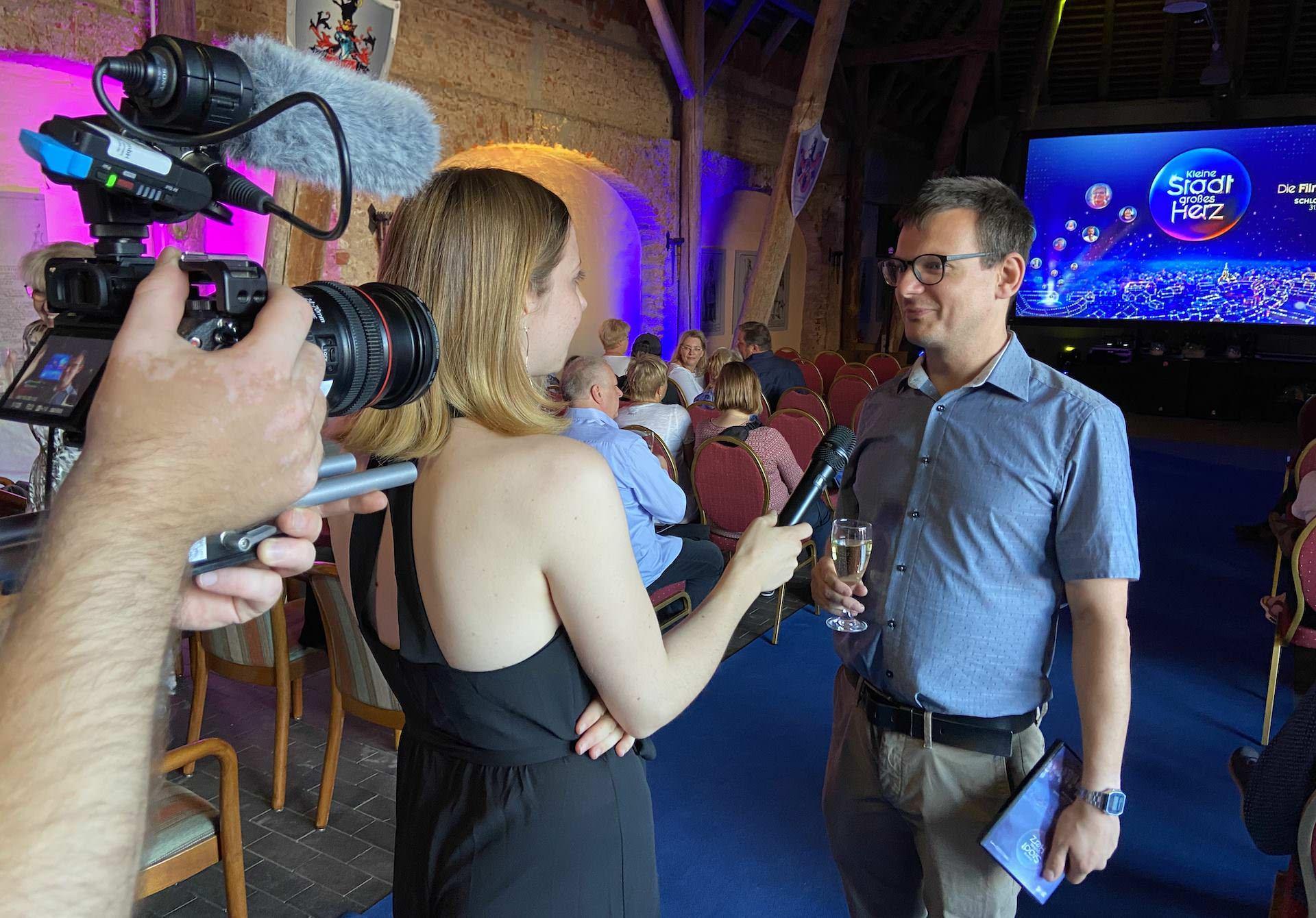 Von der Premiere wird es ein „After-Movie” geben. Hier interviewt Rosa von Ochsenstein gerade Pfarrer Nico Piehler. (Foto: taucha-kompakt.de)
