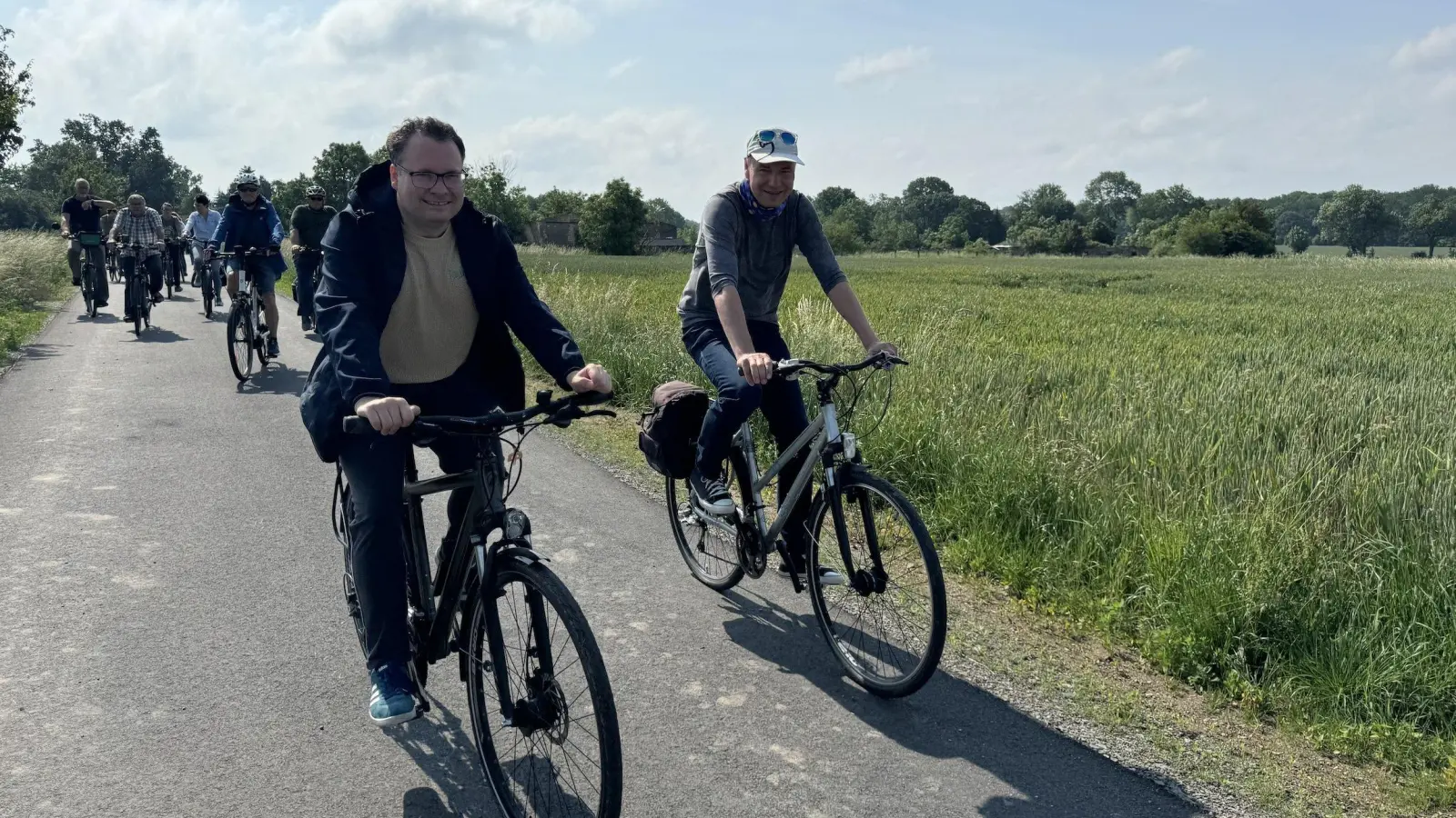 Bürgermeister Tobias Meier und Landrat Kai Emanuel eröffneten den Radweg mit einer kurzen Tour von Pönitz nach Merkwitz und zurück. (Foto: Daniel Große)