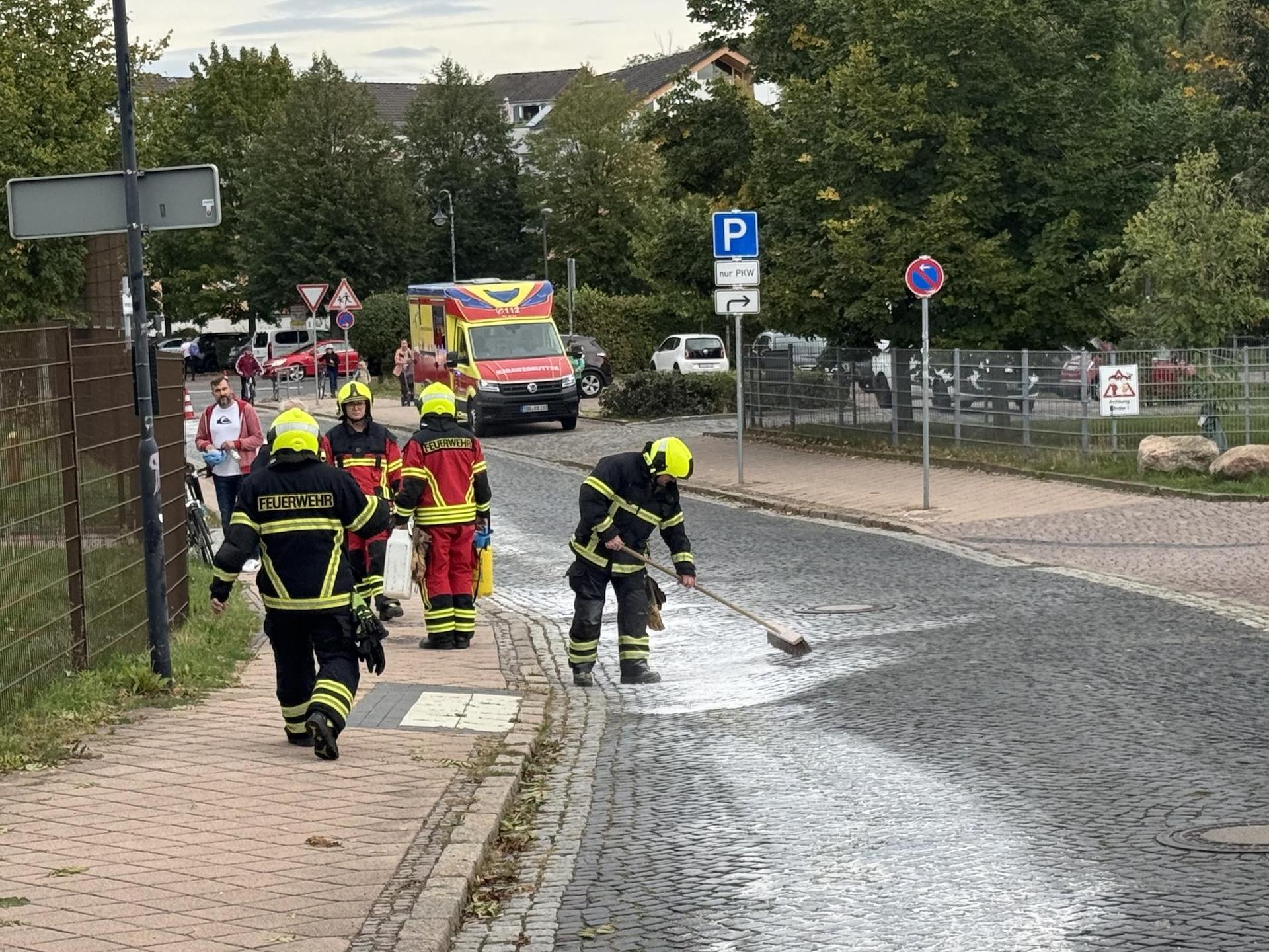 Die Freiwillige Feuerwehr Taucha beseitigte heute eine Ölspur auf der Marktstraße. (Foto: Daniel Große)