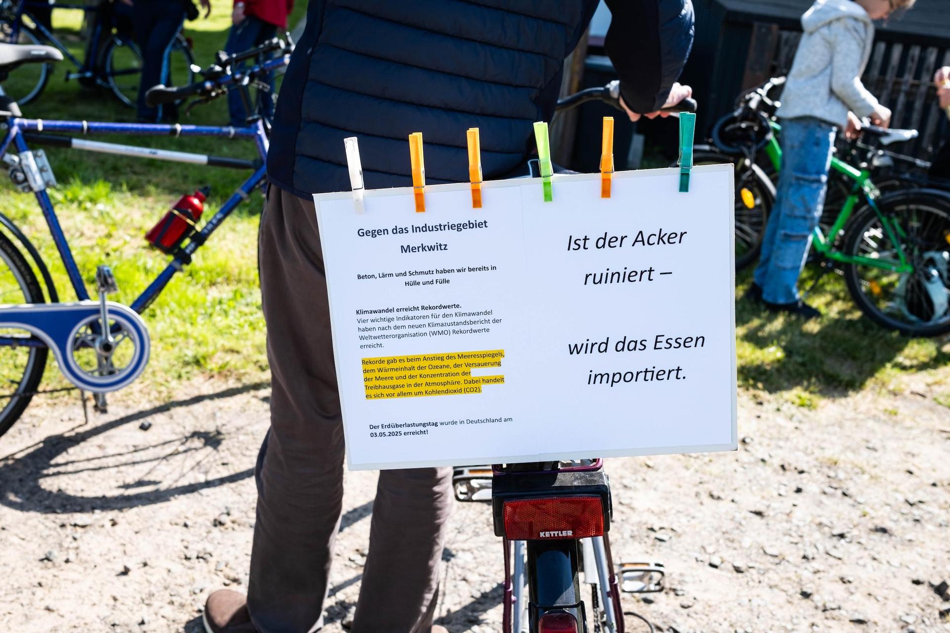 Der Protest richtet sich auch gegen Vernichtung von Ackerland (Foto: BI Merkwitz)