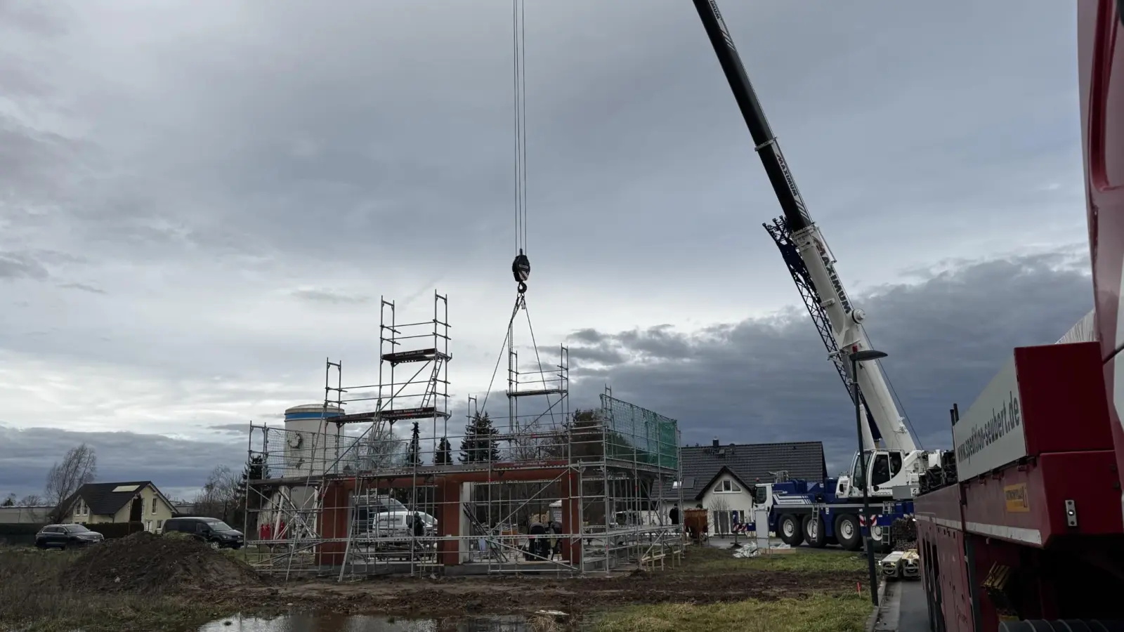 Am 27. Januar wurden die ersten Wände für das Ziegel-Element-Haus aufgestellt. (Foto: Daniel Große)