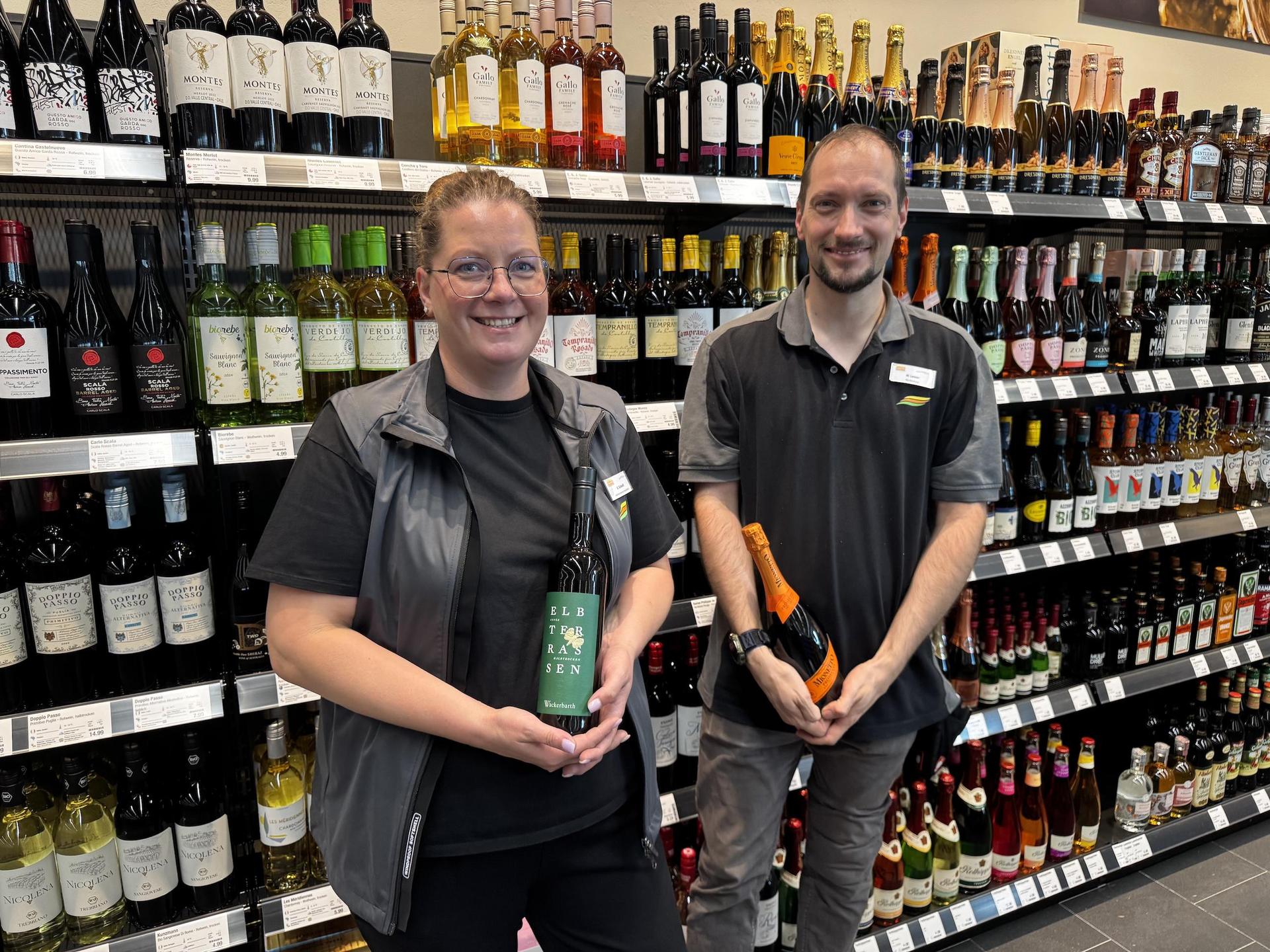 Das Verkaufspersonal freut sich bereits auf die Eröffnung am Freitag. (Foto: Daniel Große)