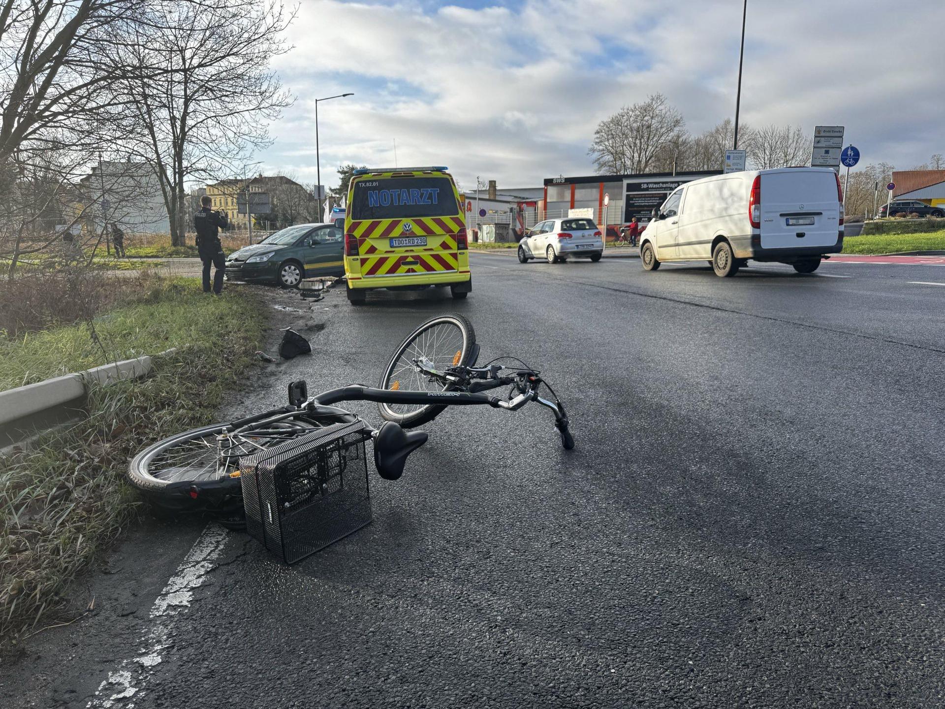 Die Fahrradfahrerin erlitt schwere Verletzungen und muss im Krankenhaus behandelt werden. (Foto: Daniel Große)