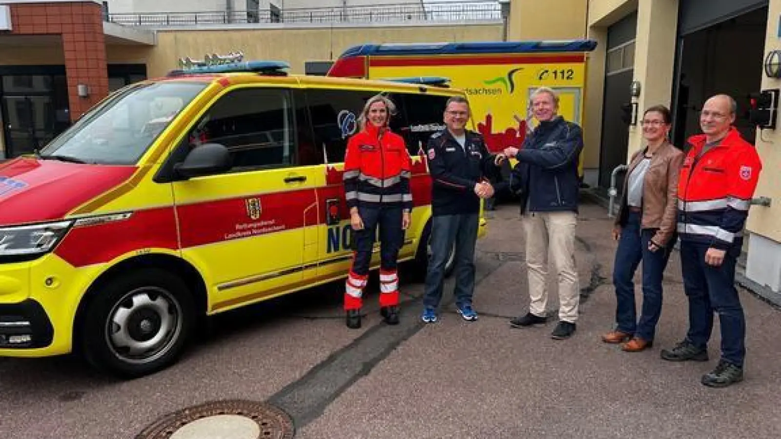 Übergabe der neuen Notarzteinsatzfahrzeuge vor der Rettungswache in Schkeuditz. (Foto: LRA Nordsachsen)