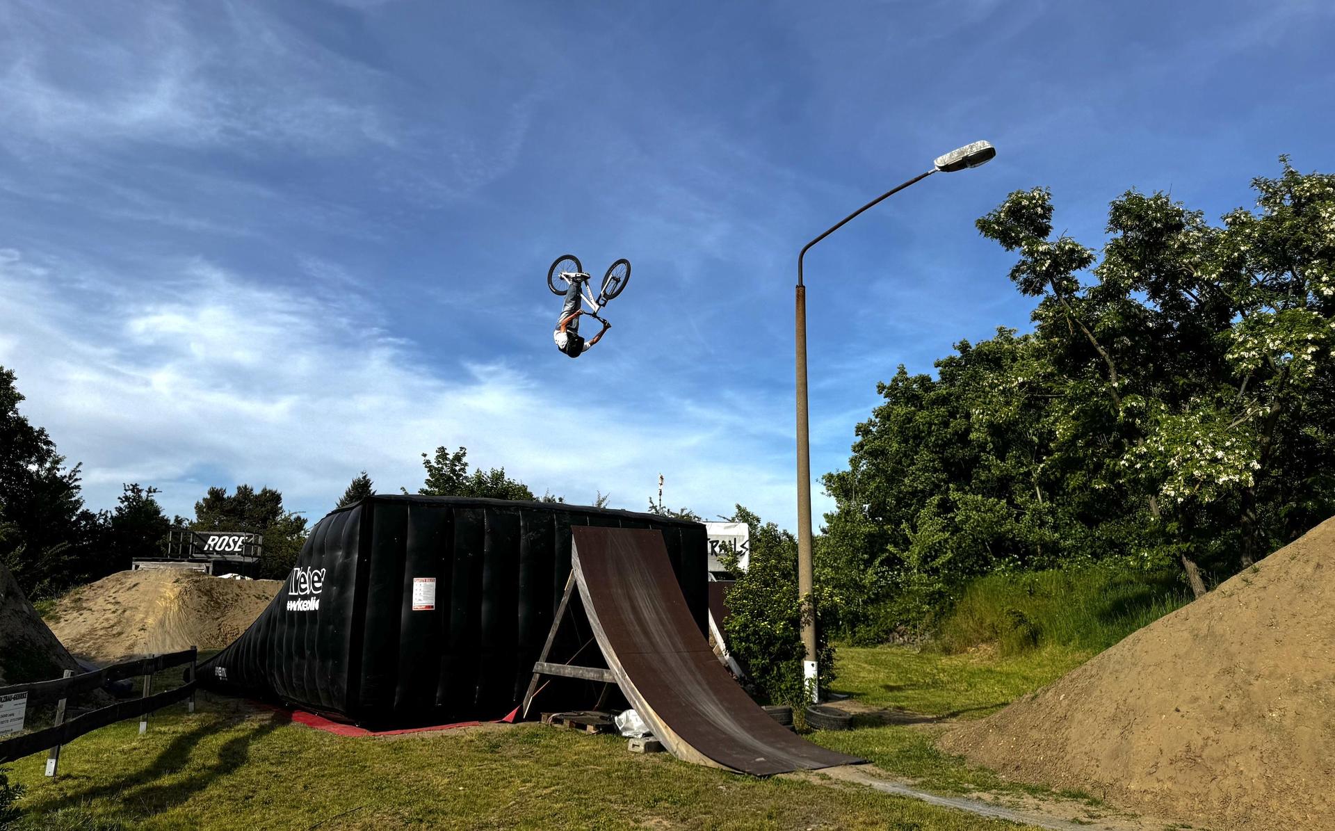 Völlig losgelöst: Aiven Lindner beim Backflip. (Foto: Daniel Große)