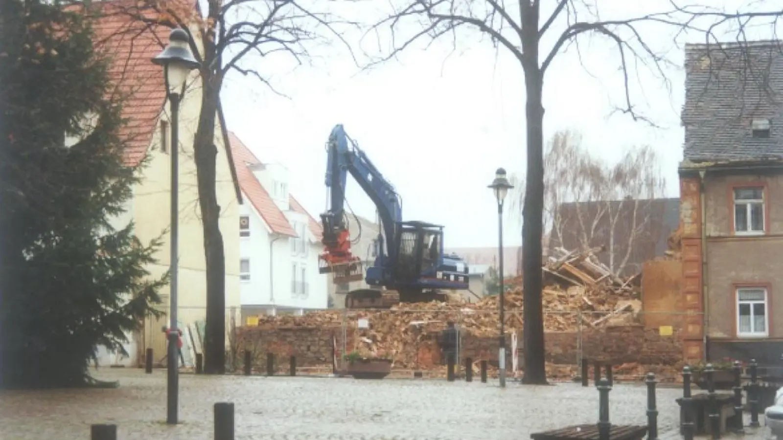 Der Abriss des Hauses am Markt 6. Foto: Archiv Familie Engelhard (Foto: taucha-kompakt.de)