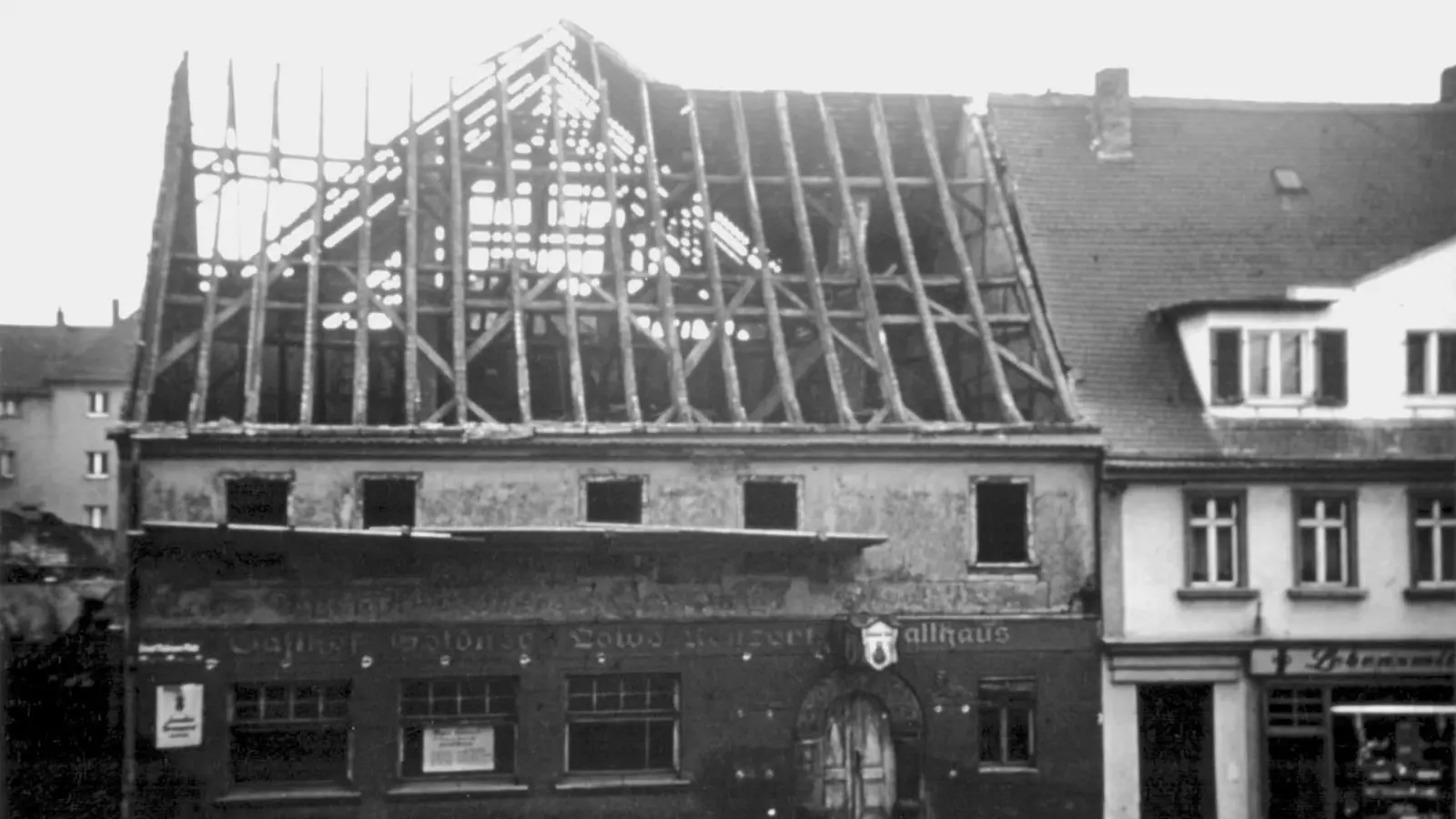 Der Abriss des Goldenen Löwen im April 1965. Eindeutig zu sehen ist rechts daneben das Haus Markt 5, das auch heute noch existiert. Foto: Archiv Joachim Görlich. (Foto: taucha-kompakt.de)