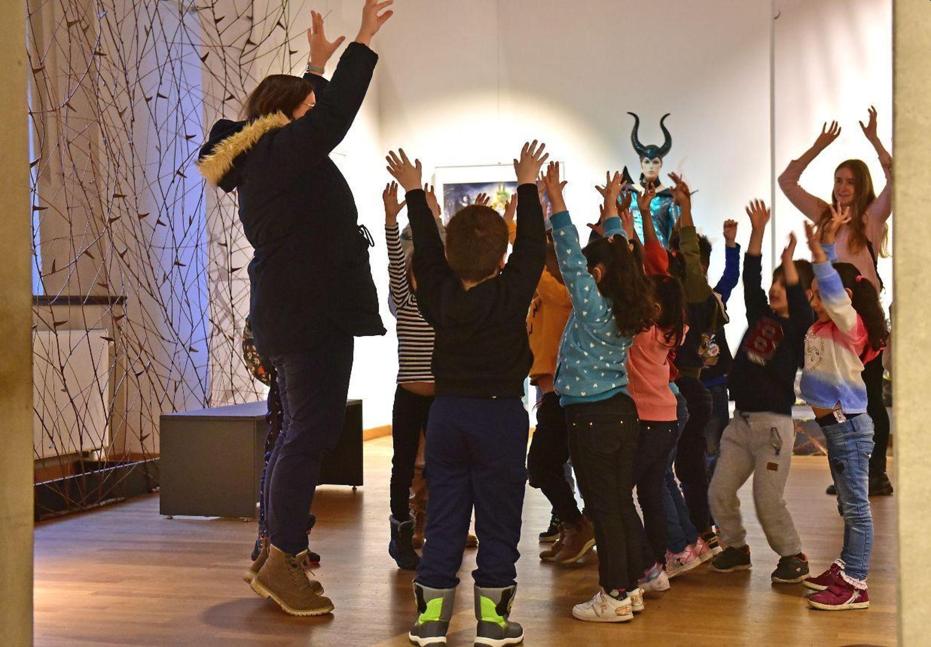 Spaß für Jung und Alt: bei Gruppenführungen auf Schloss Hartenfels (Foto: LRA/Bley )