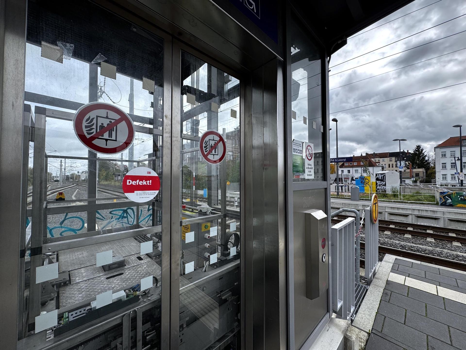 Wer am Tauchaer Bahnhof vom Bahnsteig nach unten gelangen will, kann nur die Treppe nehmen - der Aufzug ist seit längerer Zeit defekt. (Foto: Daniel Große)