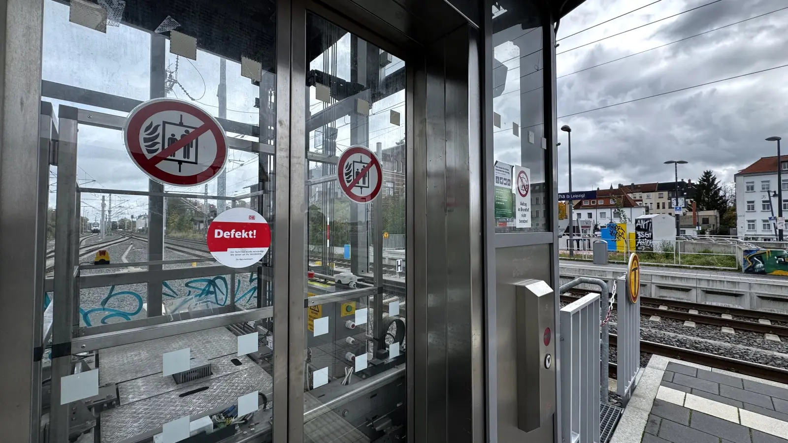 Wer am Tauchaer Bahnhof vom Bahnsteig nach unten gelangen will, kann nur die Treppe nehmen - der Aufzug ist seit längerer Zeit defekt. (Foto: Daniel Große)