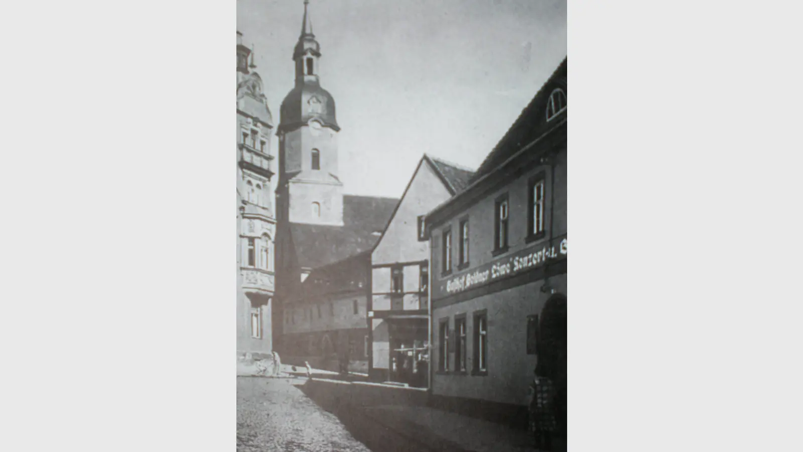 Eindeutig: Der Gasthof Goldener Löwe befand sich an der Ecke zur Eilenburger Straße. Foto: Privatarchiv Familie Engelhard. (Foto: taucha-kompakt.de)