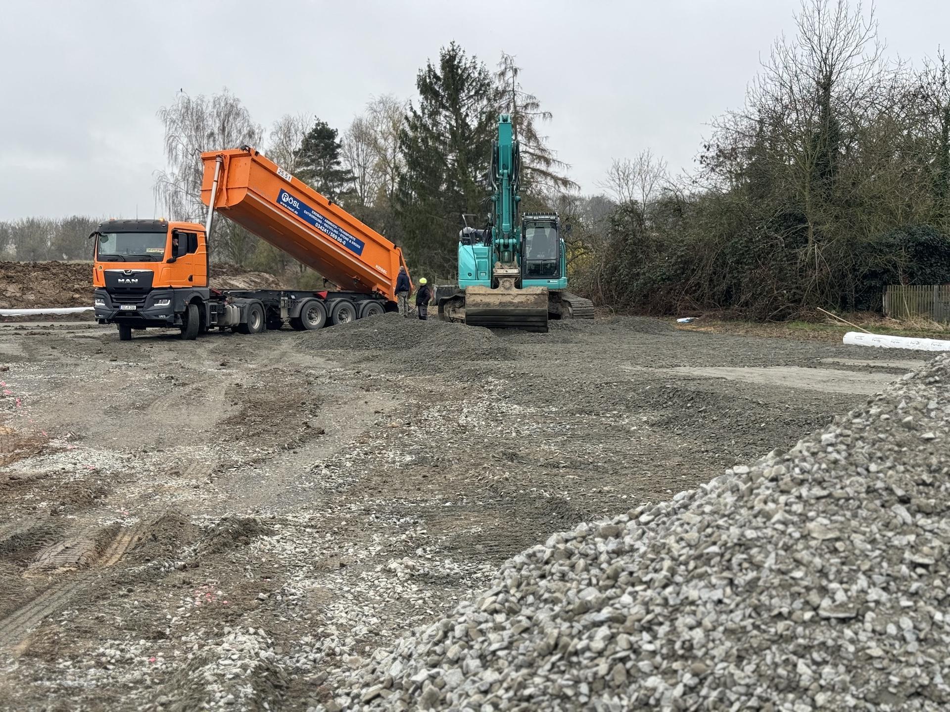 Aktuell wird Schotter als Untergrund für die Containerschule eingebaut. Foto: Daniel Große (Foto: taucha-kompakt.de)