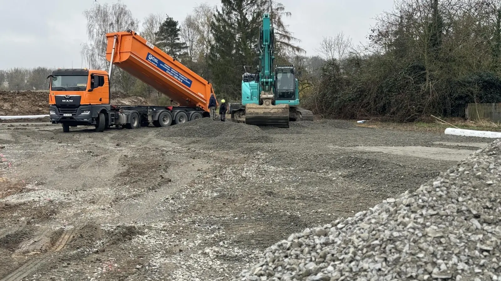Aktuell wird Schotter als Untergrund für die Containerschule eingebaut. Foto: Daniel Große (Foto: taucha-kompakt.de)