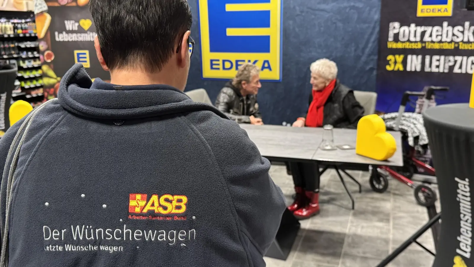 Christa Grischinski traf dank des ASB-Wünschewagens auf Peter Maffay. (Foto: Daniel Große)