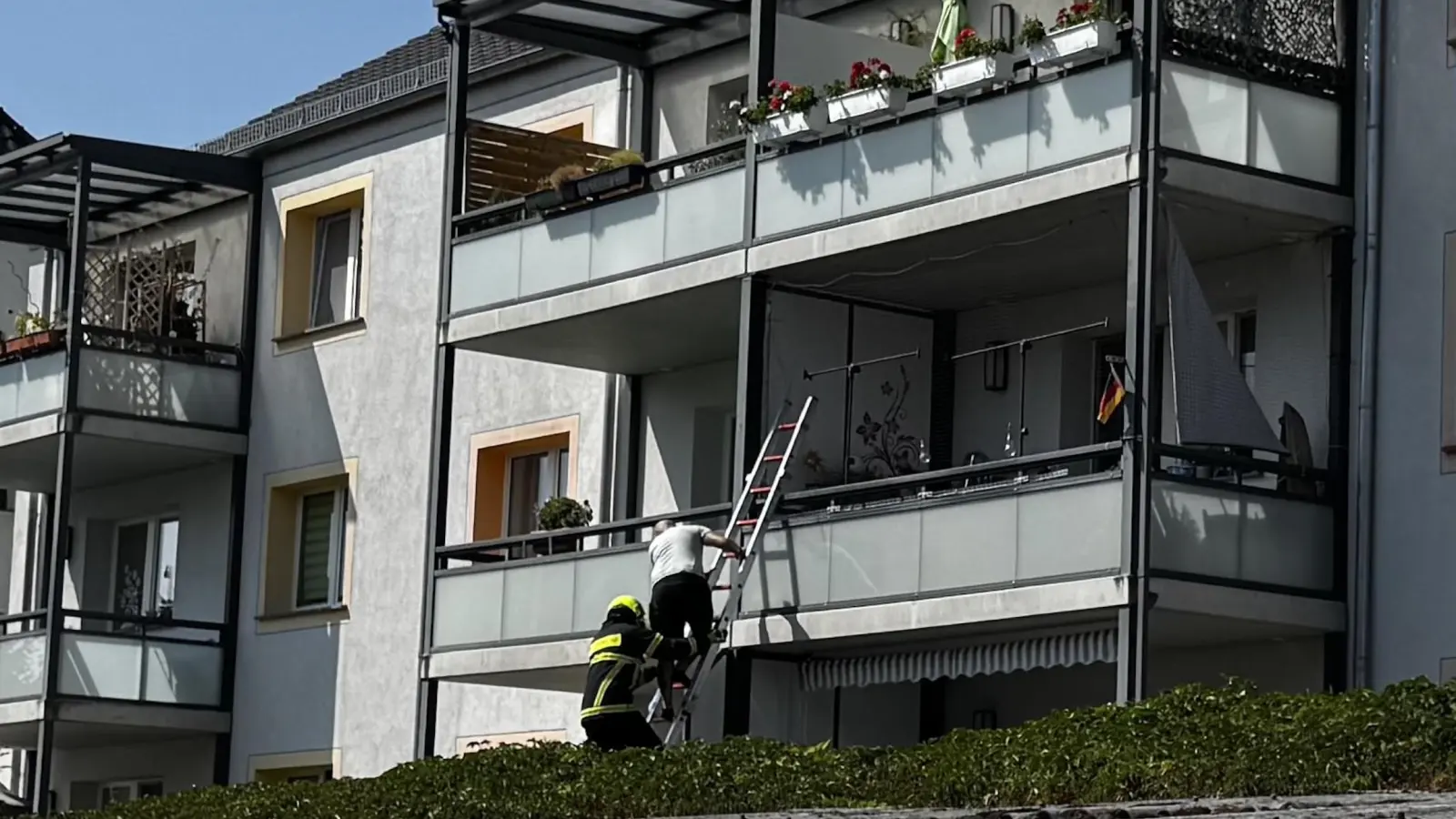 Die Feuerwehr holte einen Bewohner und ein Kleinkind per Leiter vom Balkon. (Foto: Daniel Große)