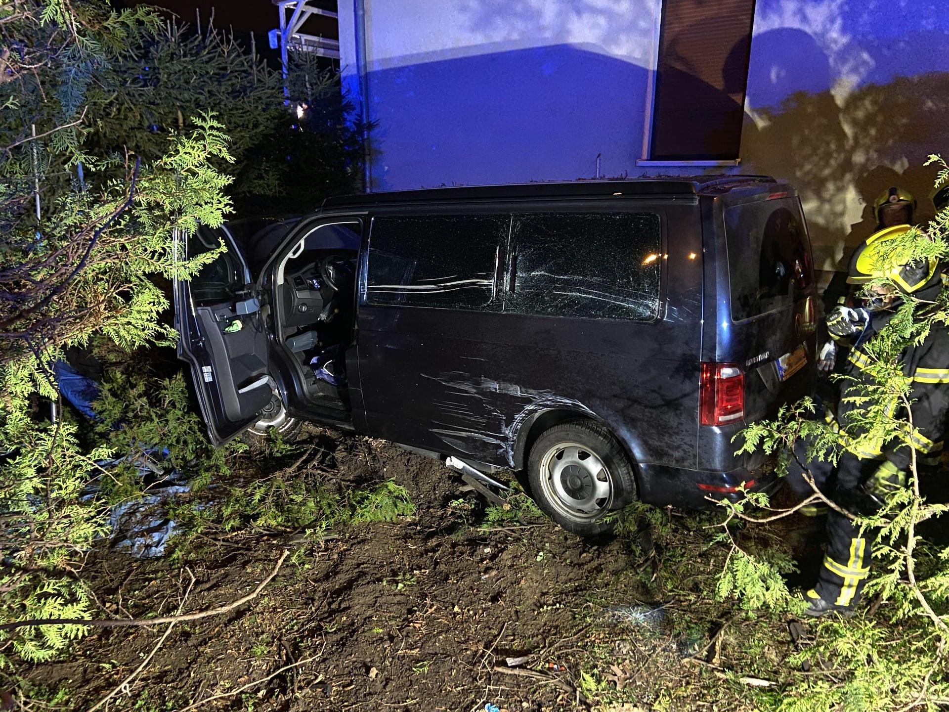 Heftiger Unfall an der Kreuzung: VW-Bus landet in Grundstück (Foto: taucha-kompakt.de)