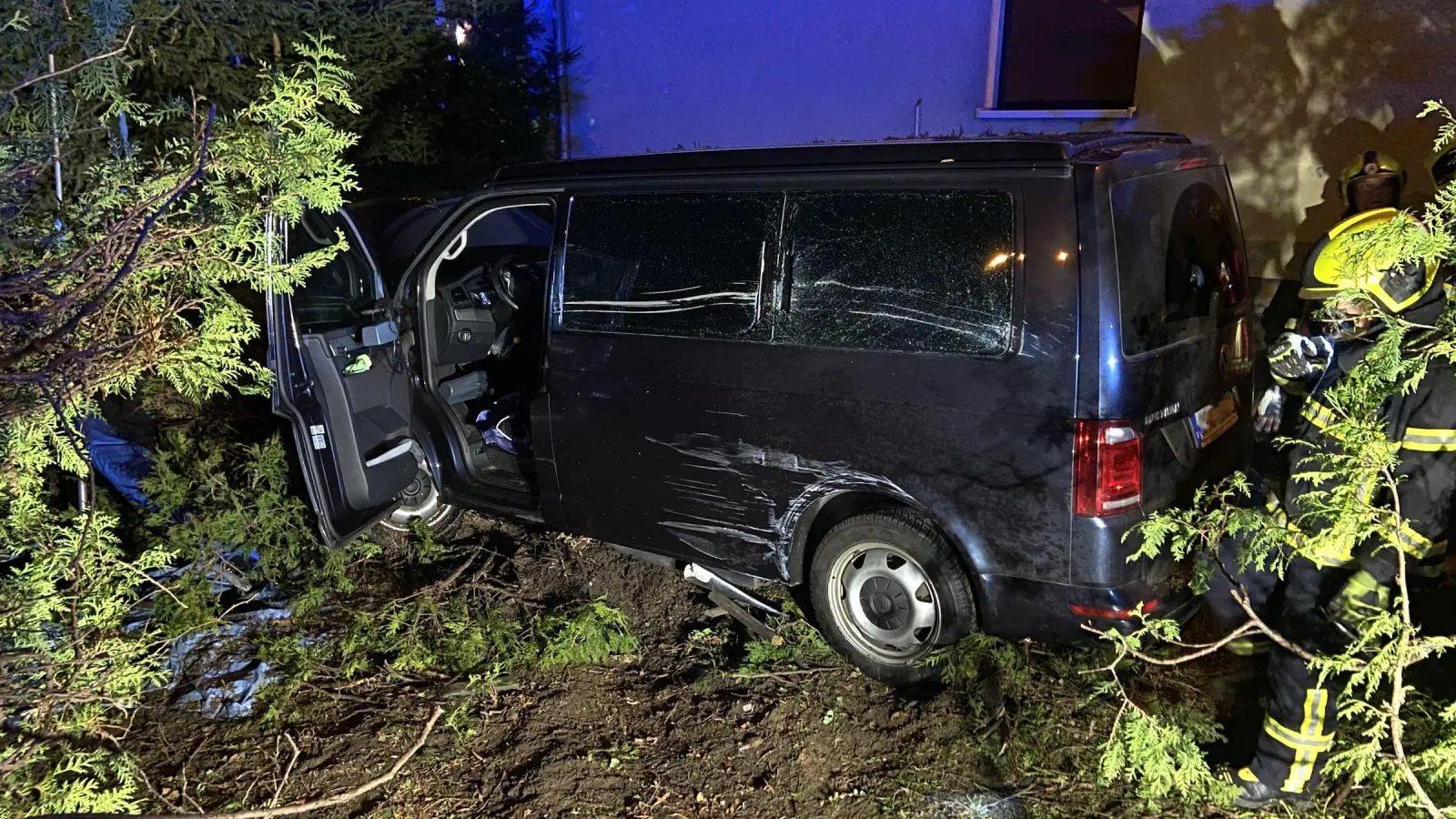 Heftiger Unfall an der Kreuzung: VW-Bus landet in Grundstück (Foto: taucha-kompakt.de)