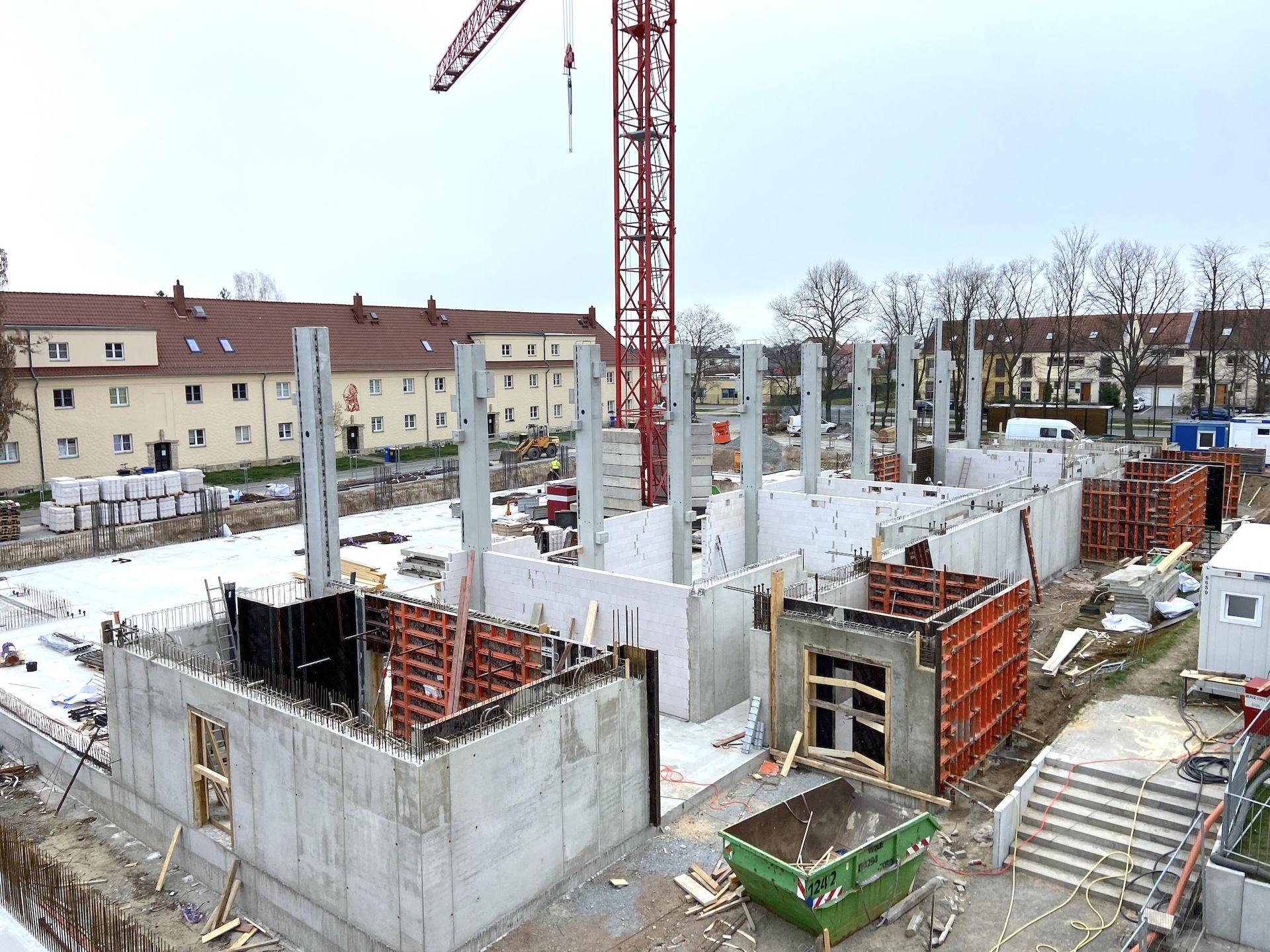 Sporthalle an der Oberschule wächst - Fertigstellung hängt auch von Rohstoffpreisen ab (Foto: taucha-kompakt.de)