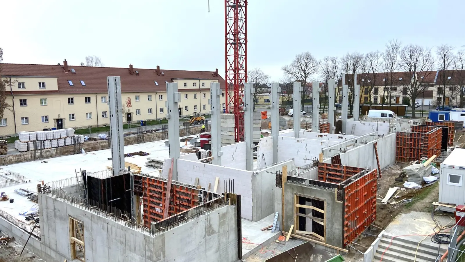 Sporthalle an der Oberschule wächst - Fertigstellung hängt auch von Rohstoffpreisen ab (Foto: taucha-kompakt.de)