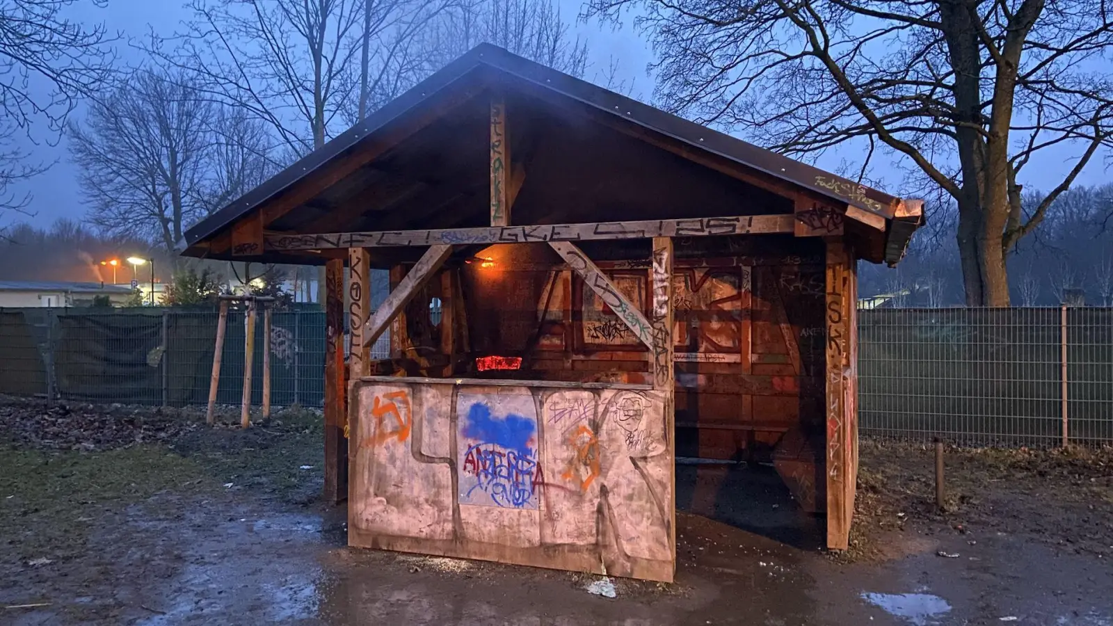 Holzhütte auf der Festwiese brannte (Foto: taucha-kompakt.de)