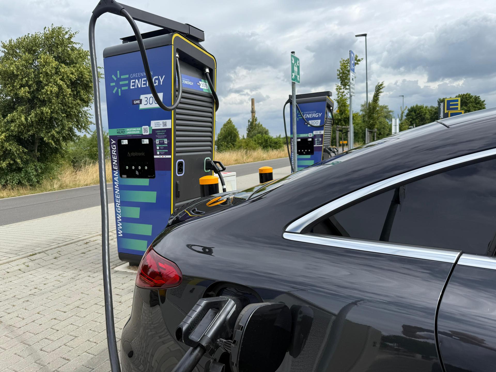 Insgesamt sechs Ladepunkte gibt es nun am EDEKA-Markt in Taucha. (Foto: Taucha kompakt)