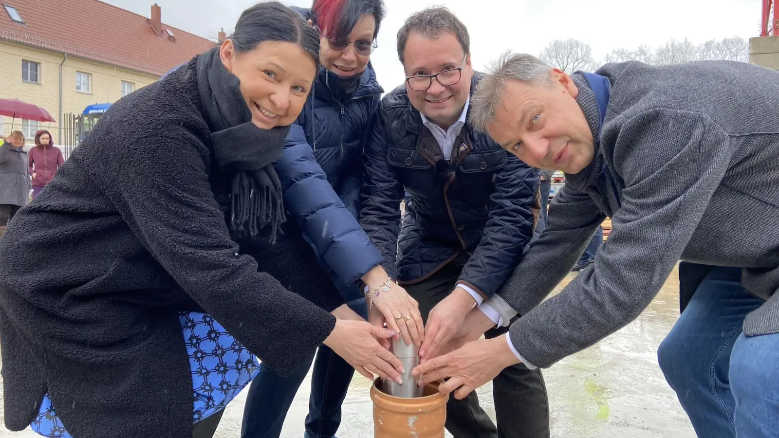 Sie platzierten die Hülse mit wichtigen Zeitdokumenten im Grundstein der neuen Sporthalle: Landrat Kai Emanuel, Bürgermeister Tobias Meier, Oberschul-Leiterin Kathrin Beer, sowie Kathrin Theil-Schultze, Leiterin der benachbarten Regenbogenschule (v.r.) (Foto: taucha-kompakt.de)
