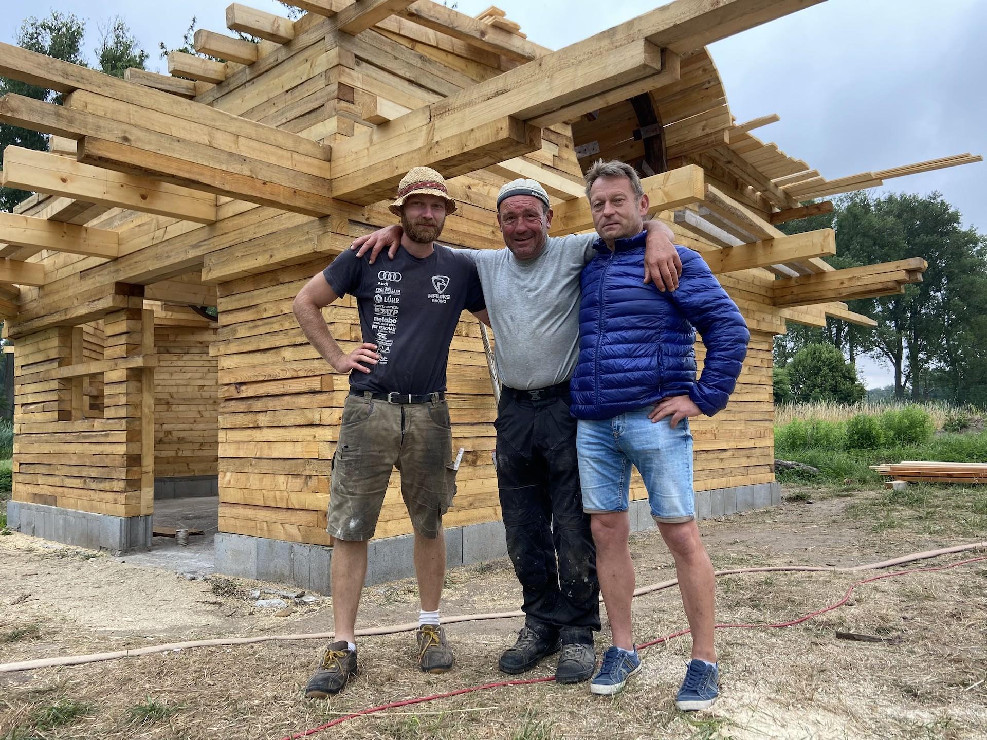Jonas Liesaus, Michael Lindner und René Lindner vor dem neuen Stall auf der Parthewiese am Schulweg. (Foto: taucha-kompakt.de)