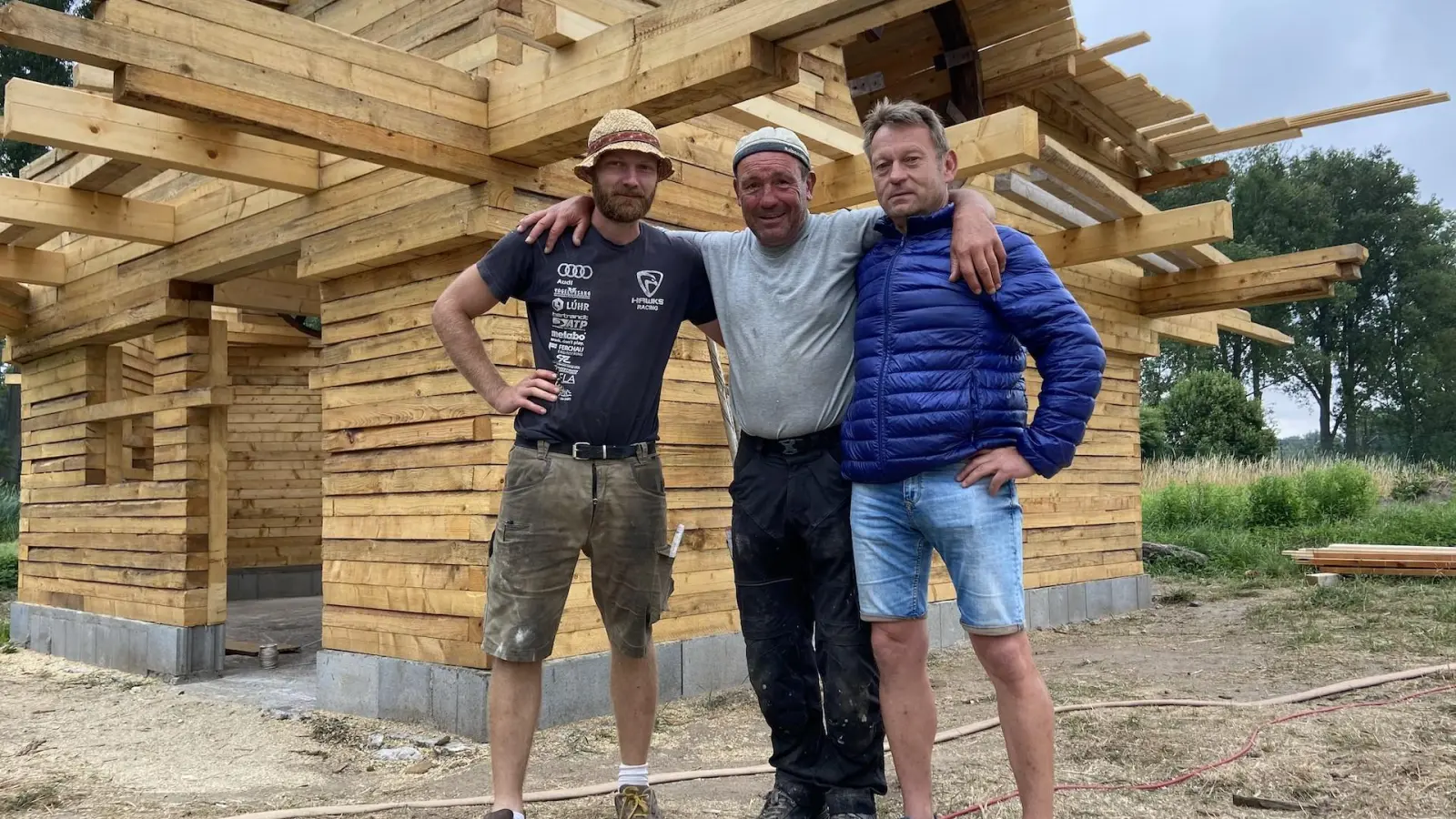 Jonas Liesaus, Michael Lindner und René Lindner vor dem neuen Stall auf der Parthewiese am Schulweg. (Foto: taucha-kompakt.de)