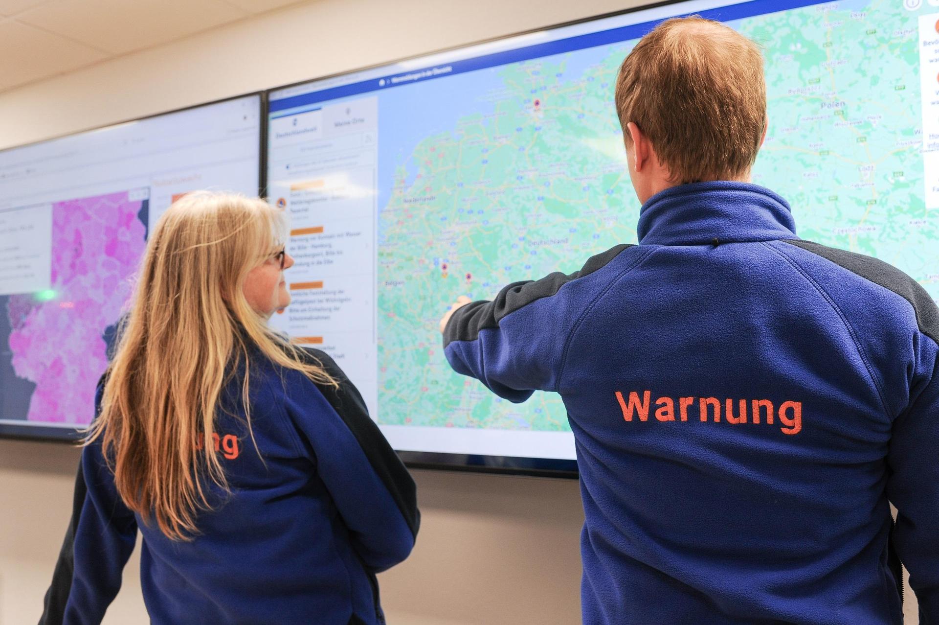 Mitarbeiter in der Warnzentrale des Bundesamtes für Bevölkerungsschutz und Katastrophenhilfe (Foto: BBK)