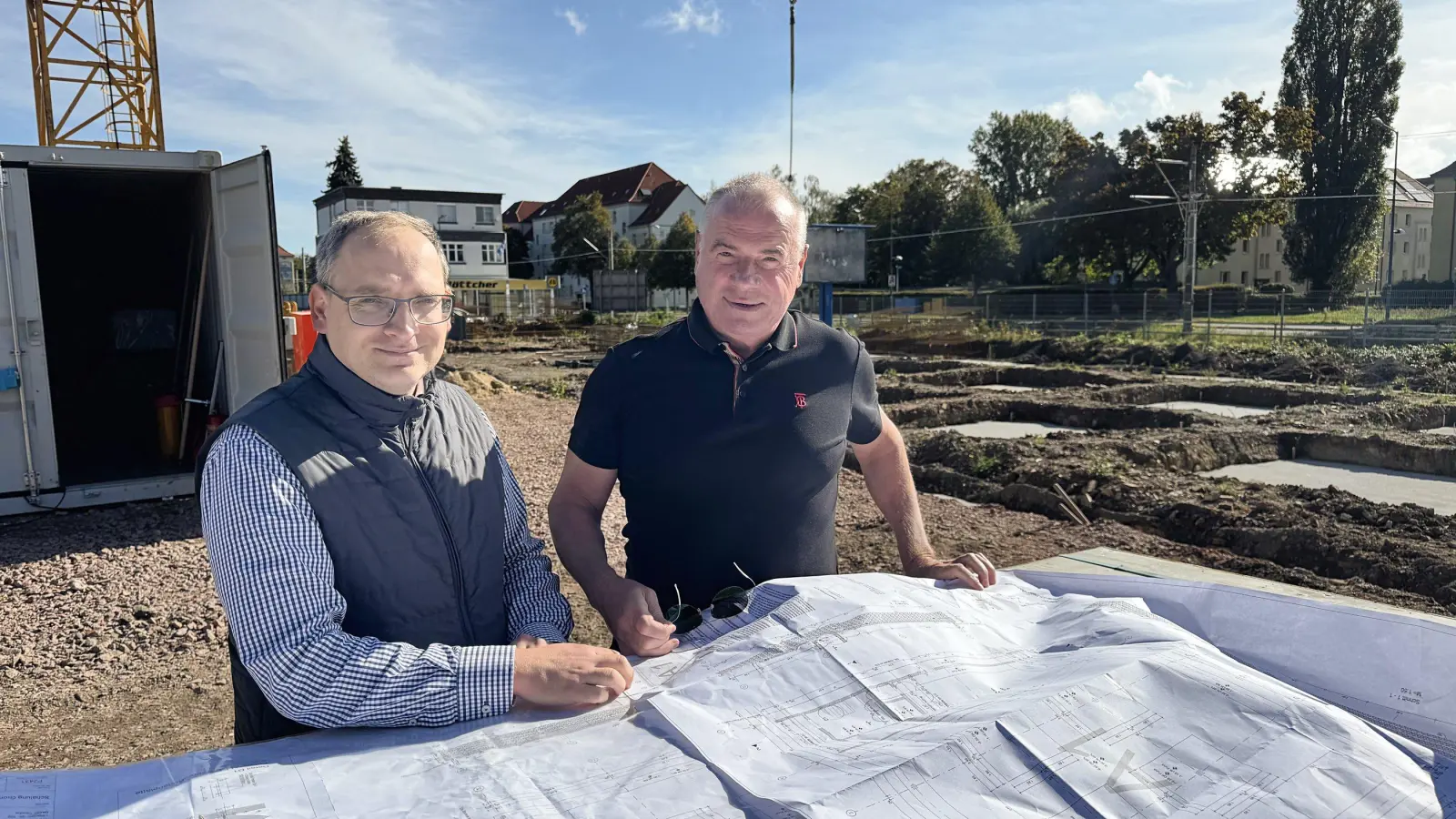 Alexander Langrock (l.) und Igor Sikan an der Baustelle des künftigen Praxis- und Bürocenters. (Foto: Daniel Große)