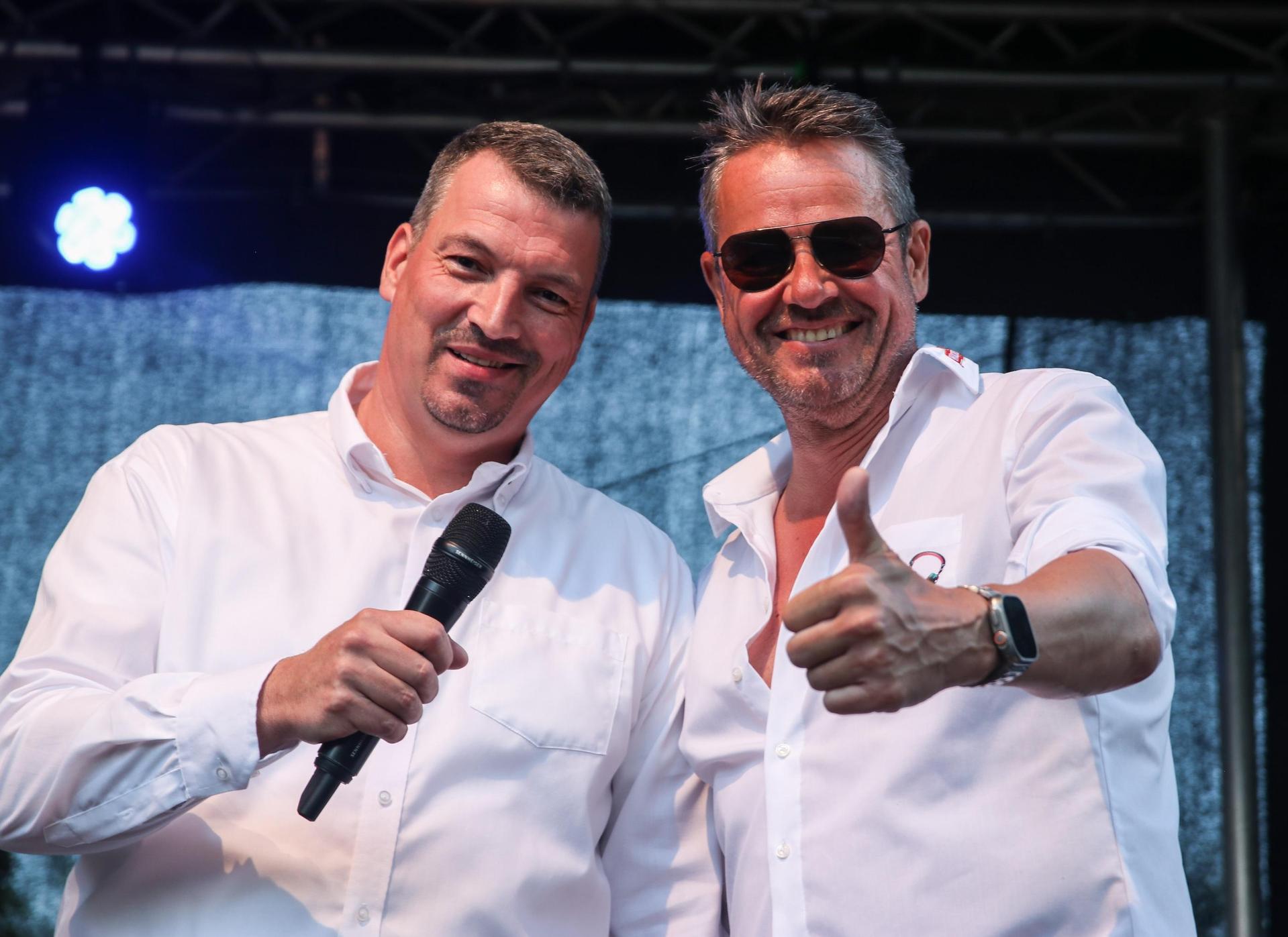 Thomas Wolf alias „DJ N8wolf” sowie Roman Knoblauch alias „The 80s Gentleman” gestalten das Hauptprogramm am Tauchscher-Samstag auf der Festwiese. (Foto: Nadine Goldschmidt)