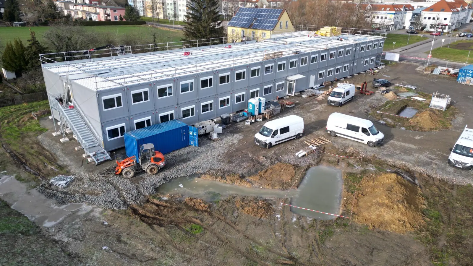 Alle Container stehen und der Innenausbau läuft. (Foto: Daniel Große)