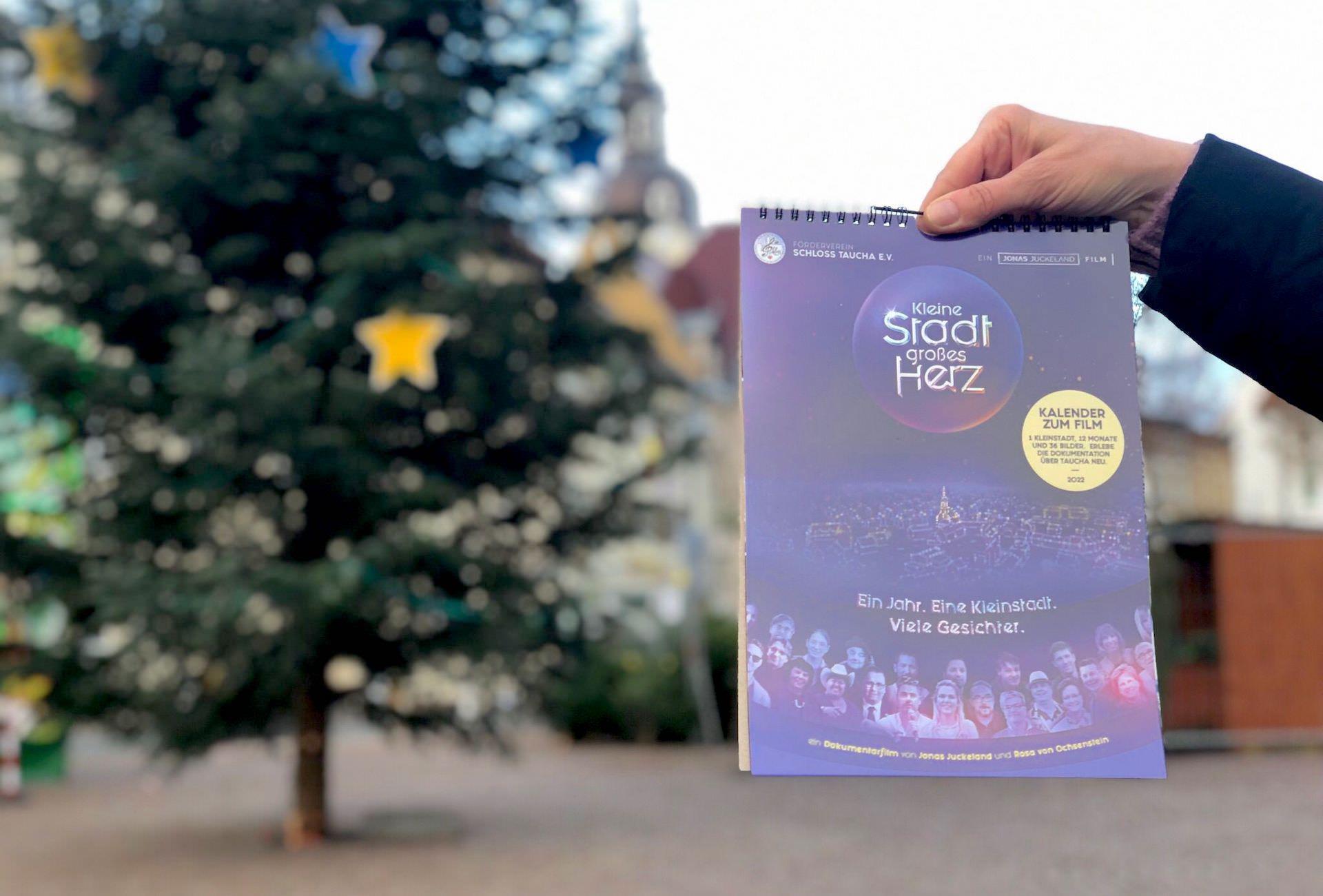 Kleiner Kalender für “Kleine Stadt – großes Herz”. Jonas Juckeland zeigt sein Printprodukt. (Foto: taucha-kompakt.de)